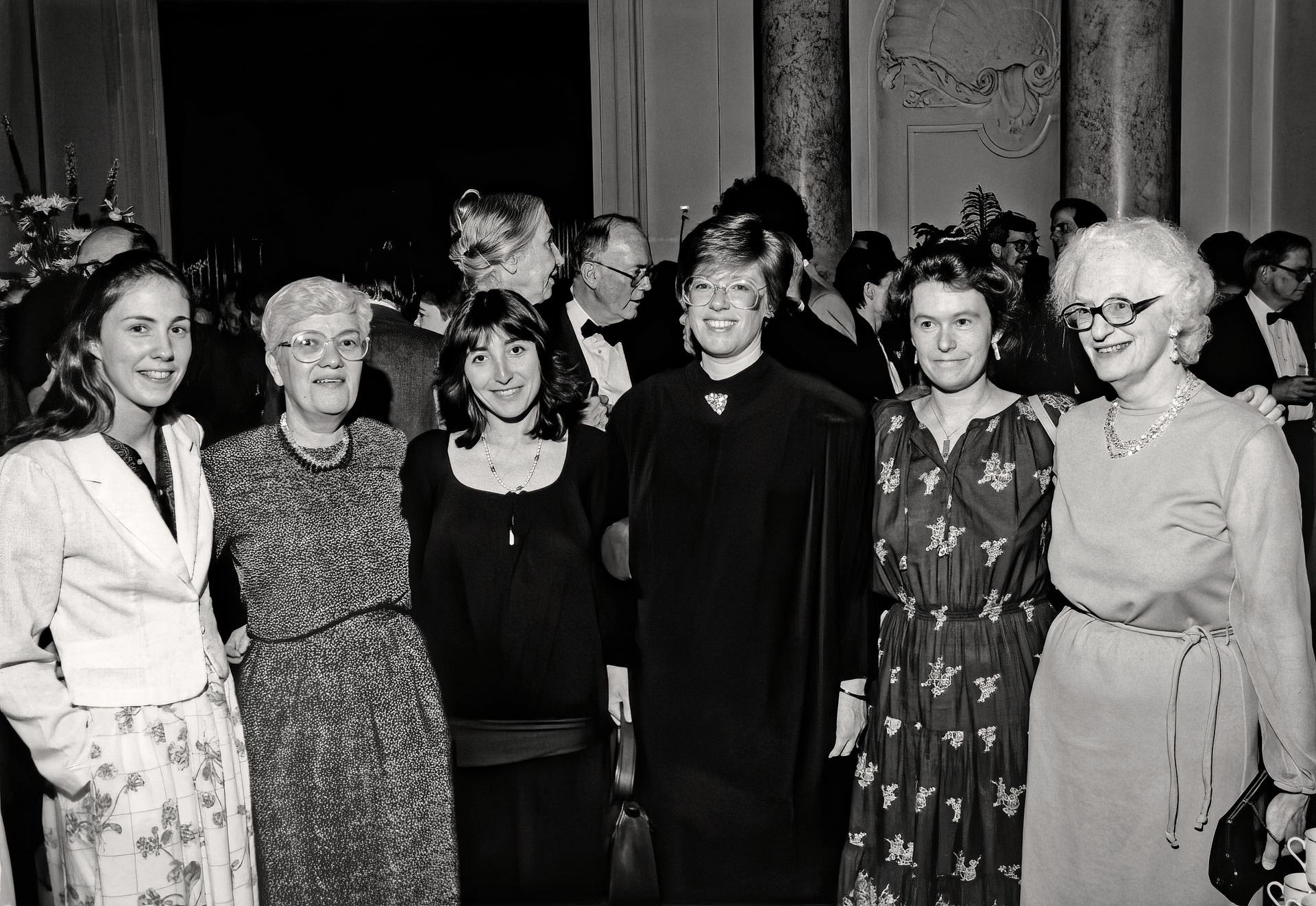 Schwarz-Weiß-Foto von Wissenschaftlerinnen in der Astronomischen Forschung: Vera Rubins Astronomentochter Judy Young, Vera Rubin, Wendy Freedman, Sandra Faber, Allison Campbell, Nancy Roman