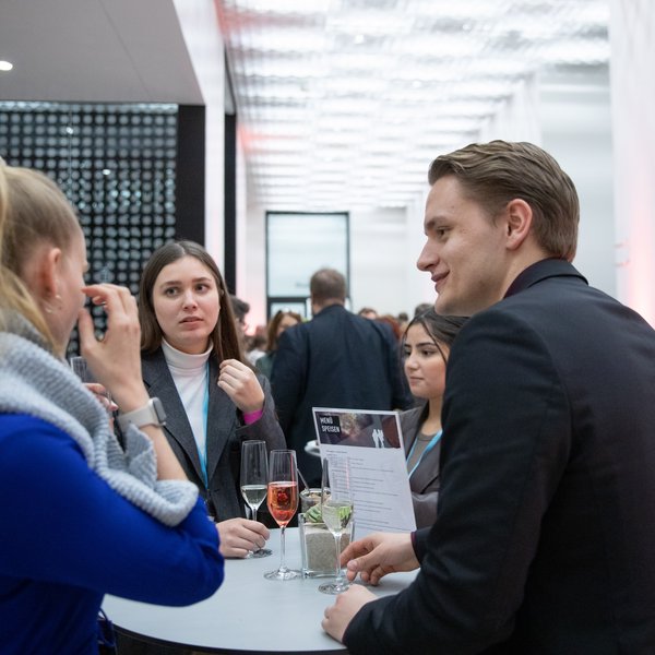 Die Gäste der Auftaktveranstaltung im Austausch.