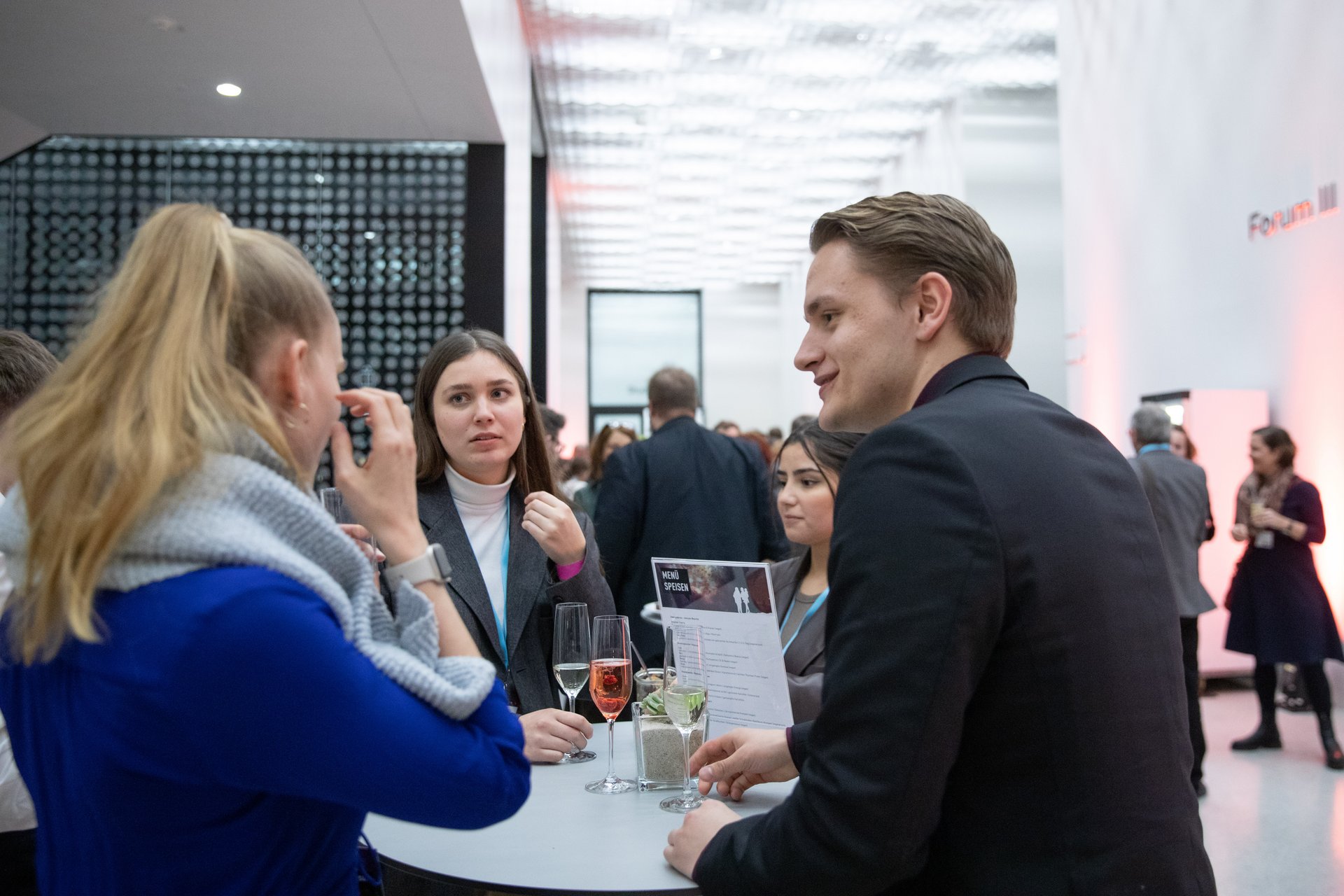 Die Gäste der Auftaktveranstaltung im Austausch.