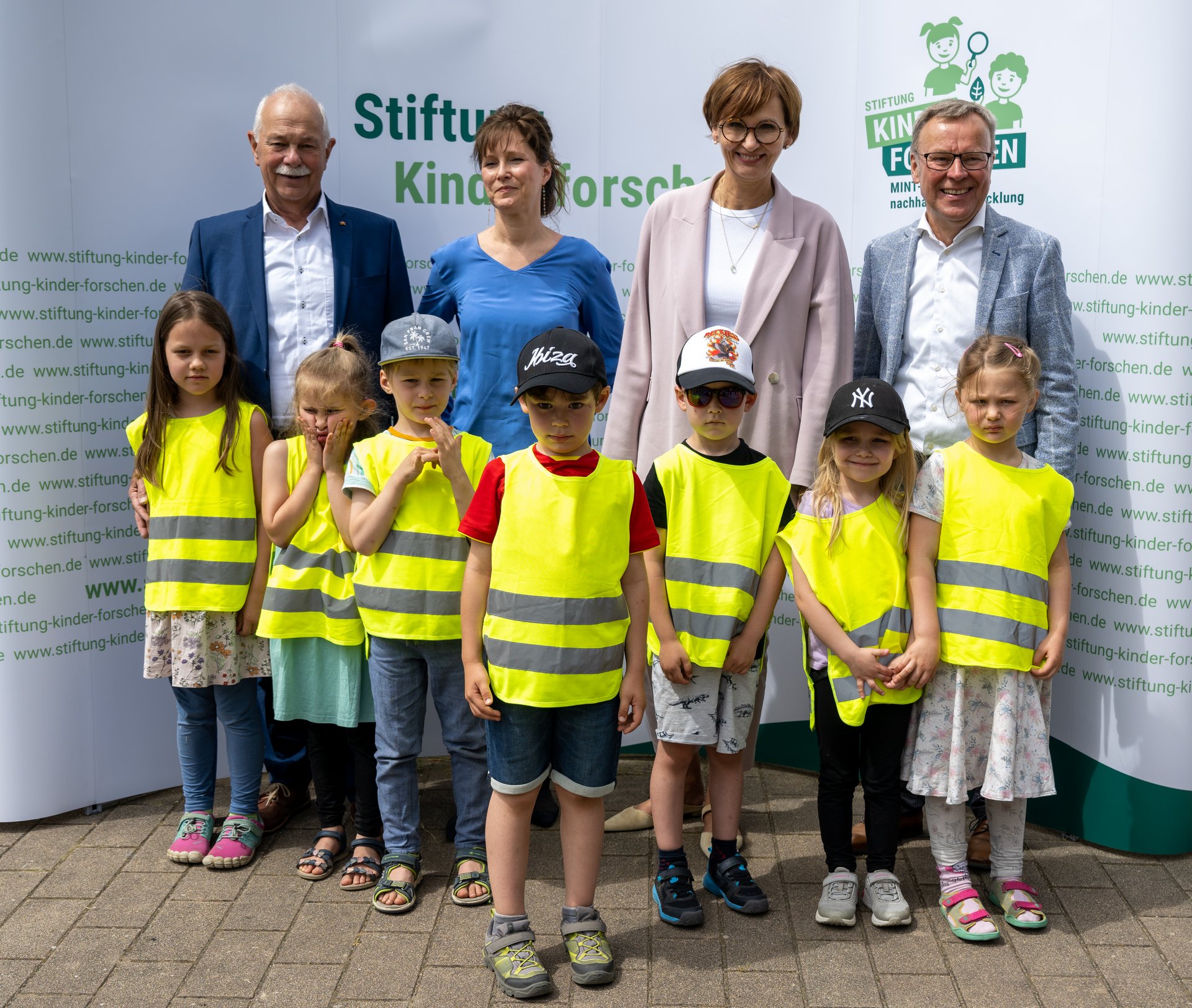 Bundesministerin Stark-Watzinger mit Kindern