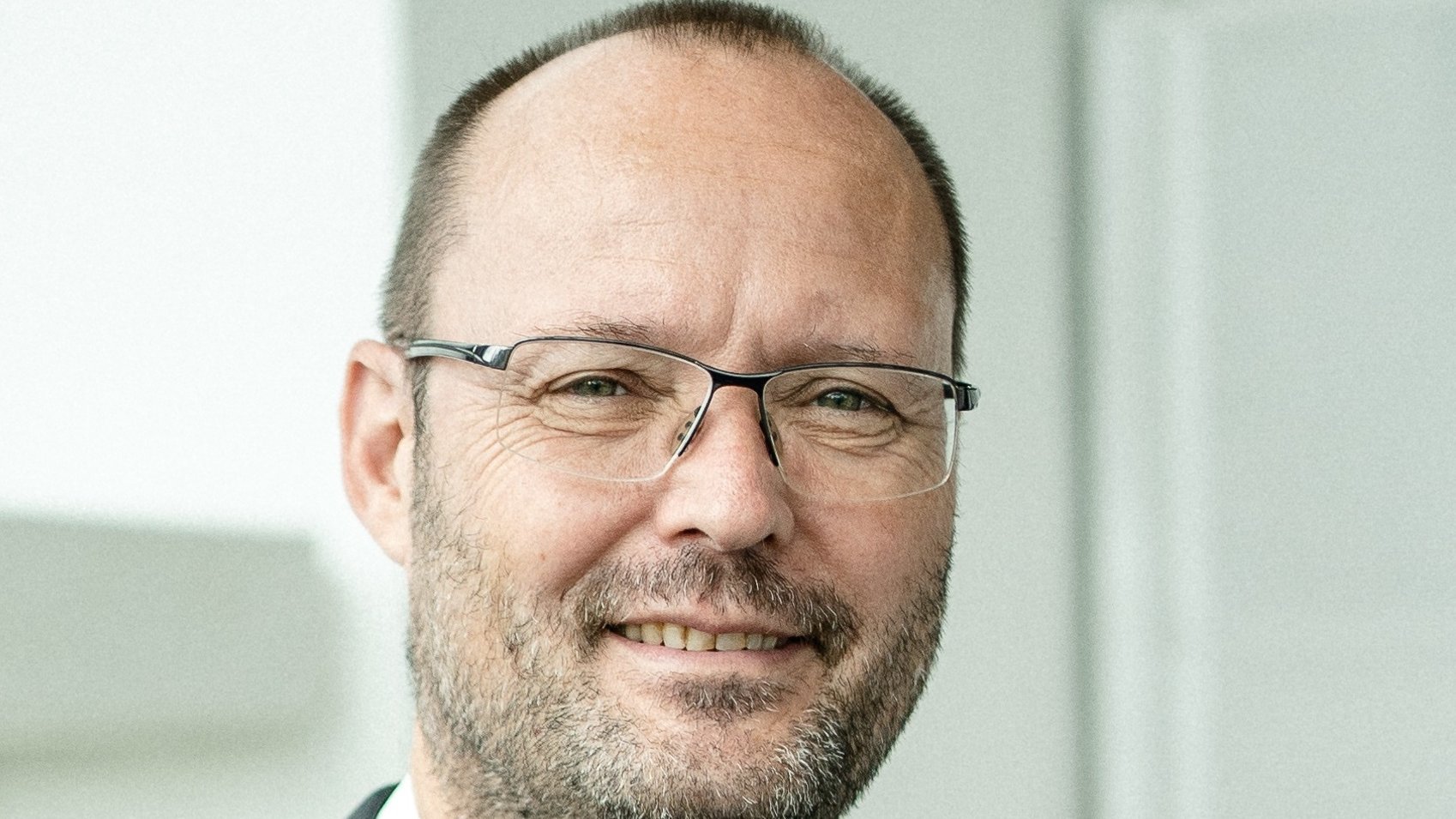 Ein Porträt von Johannes Schmidt.