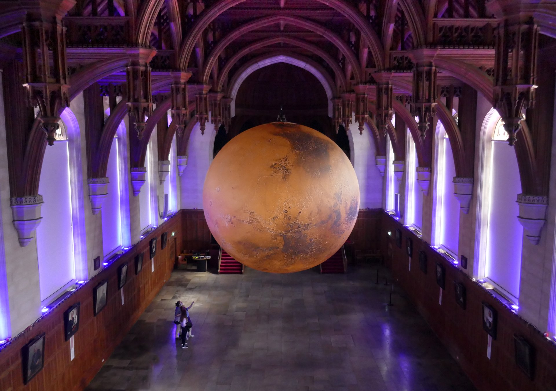 Das Marsmodell in einer Kirche.