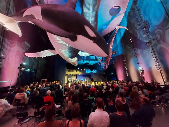 Viele Menschen in einem Raum bei einer Diskussion