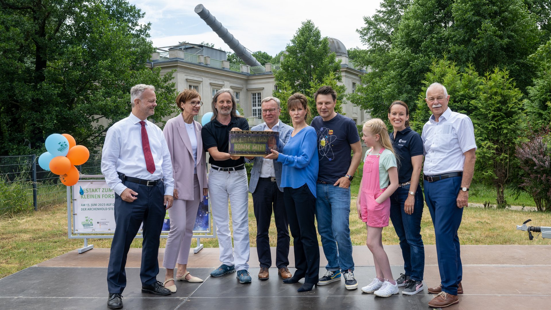 Mehrere Personen stehend