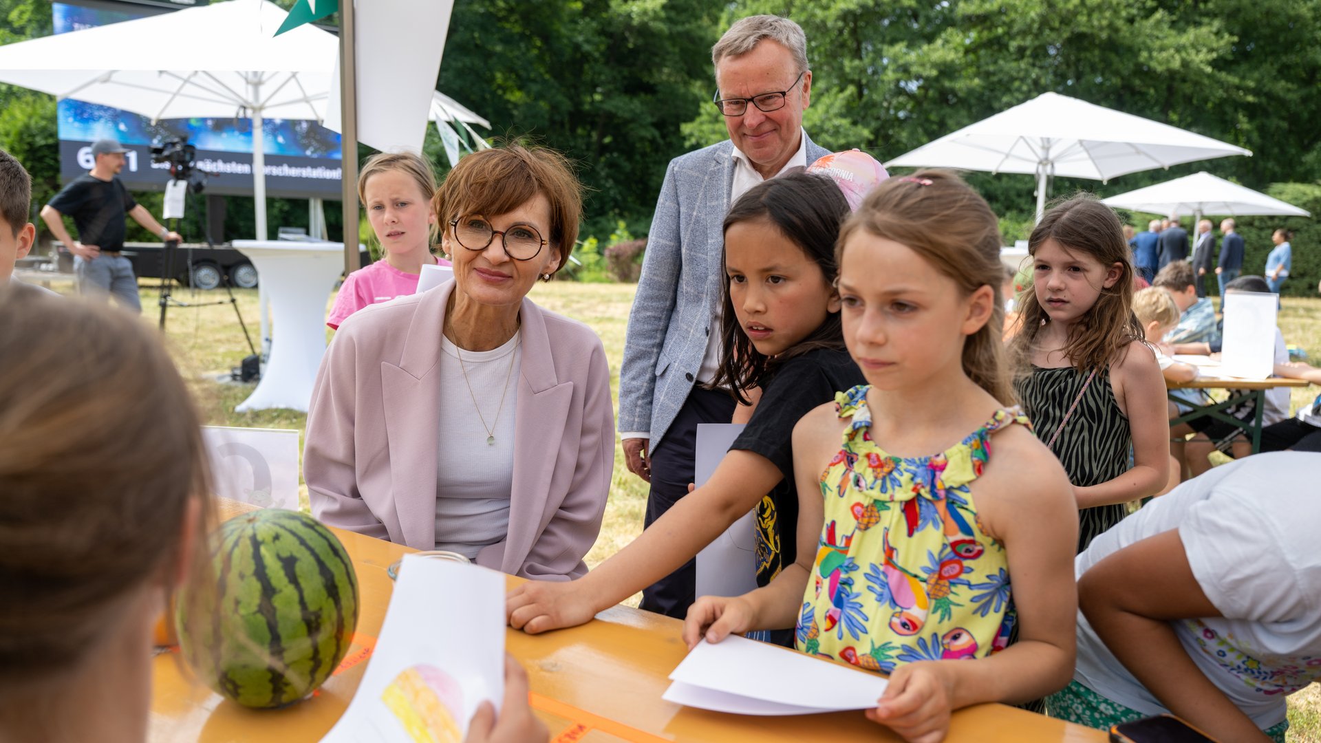 Bundesministerin Stark-Watzinger mit Kindern