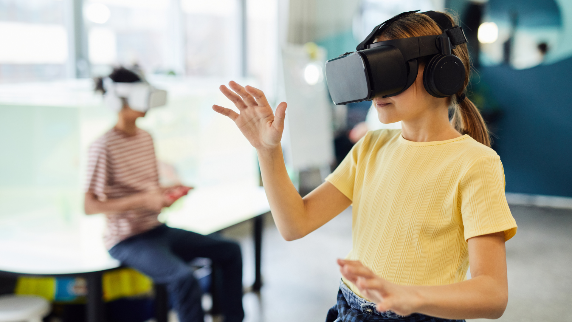 Foto von zwei Kindern, die eine VR Brille tragen