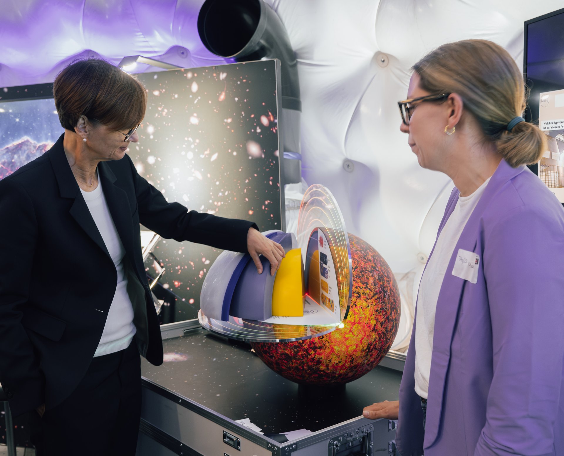 Forschungsministerin Bettina Stark-Watzinger betrachtet ein Ausstellungsstück