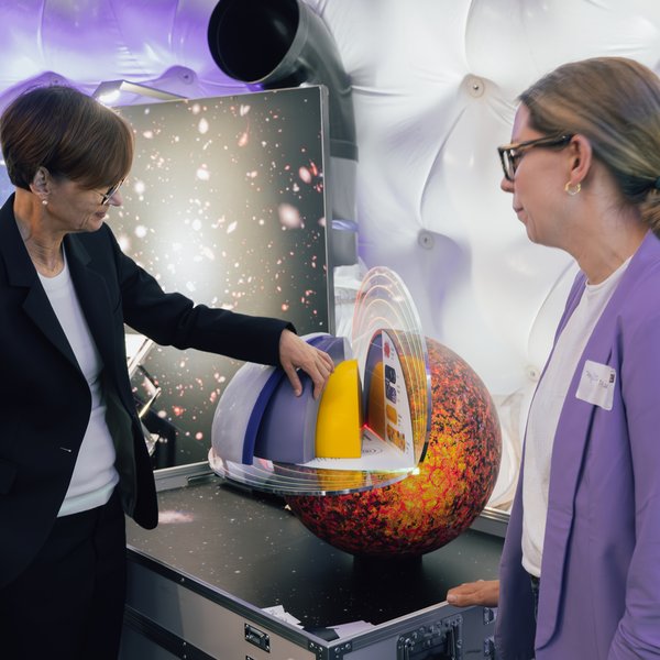 Forschungsministerin Bettina Stark-Watzinger betrachtet ein Ausstellungsstück