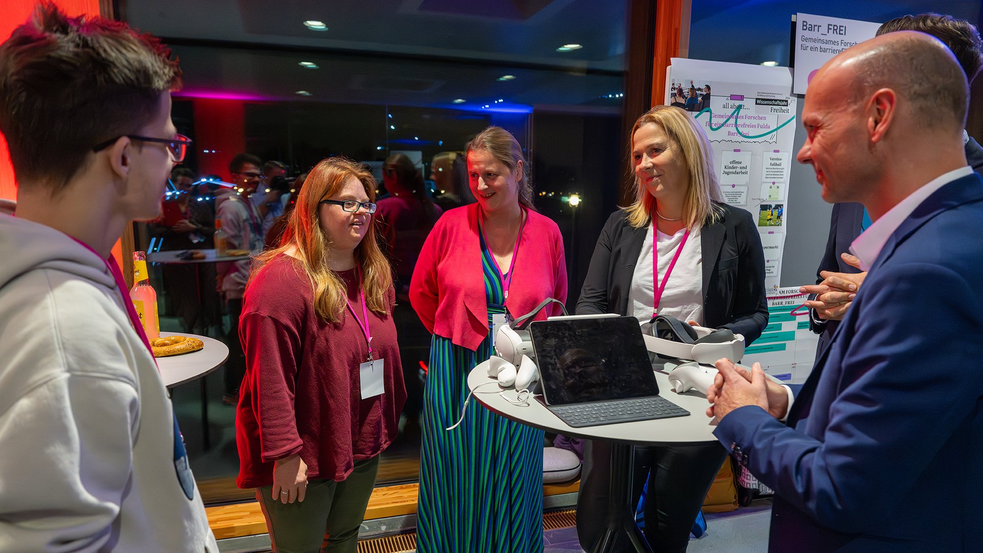 Stephan Ertner am Stand von „Barr_FREI“.