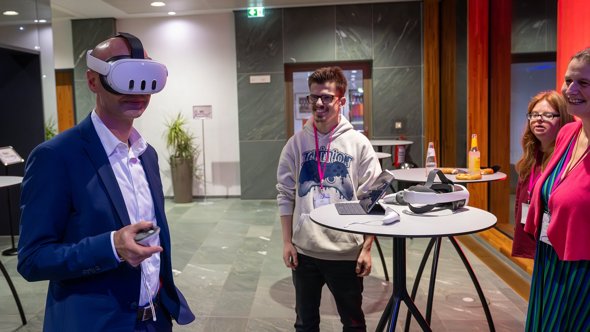 Stephan Ertner trägt eine VR-Brille.