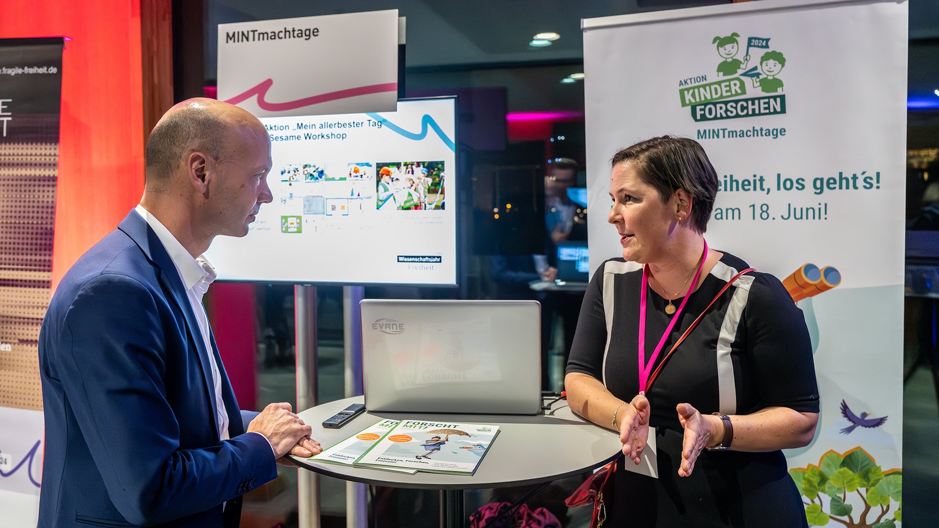 Stephan Ertner am Stand der MINTmachtage.