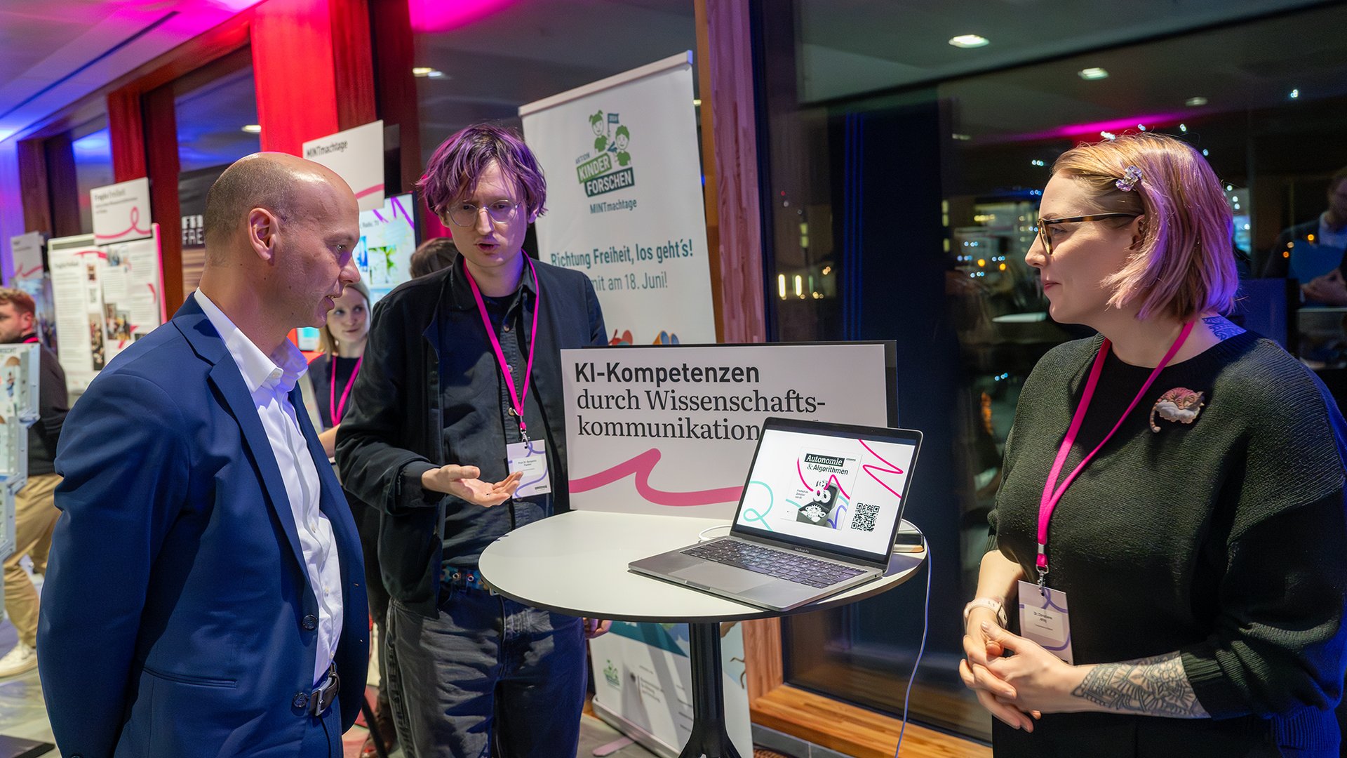 Stephan Ertner am Stand von „KI WissKomm“.