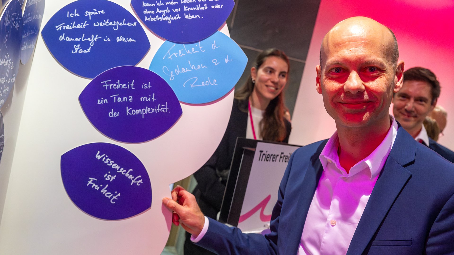 Stephan Ertner am „Trierer Freiheitsbaum“.