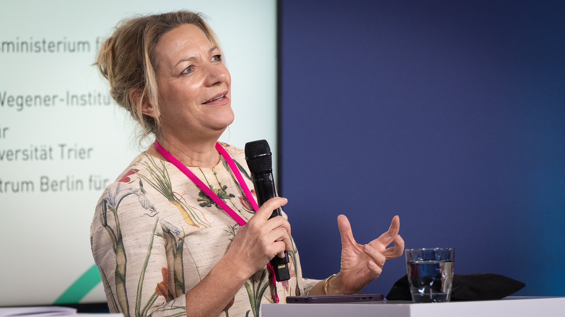 Professorin Antje Boetius spricht gestikulierend ins Mikrofon.