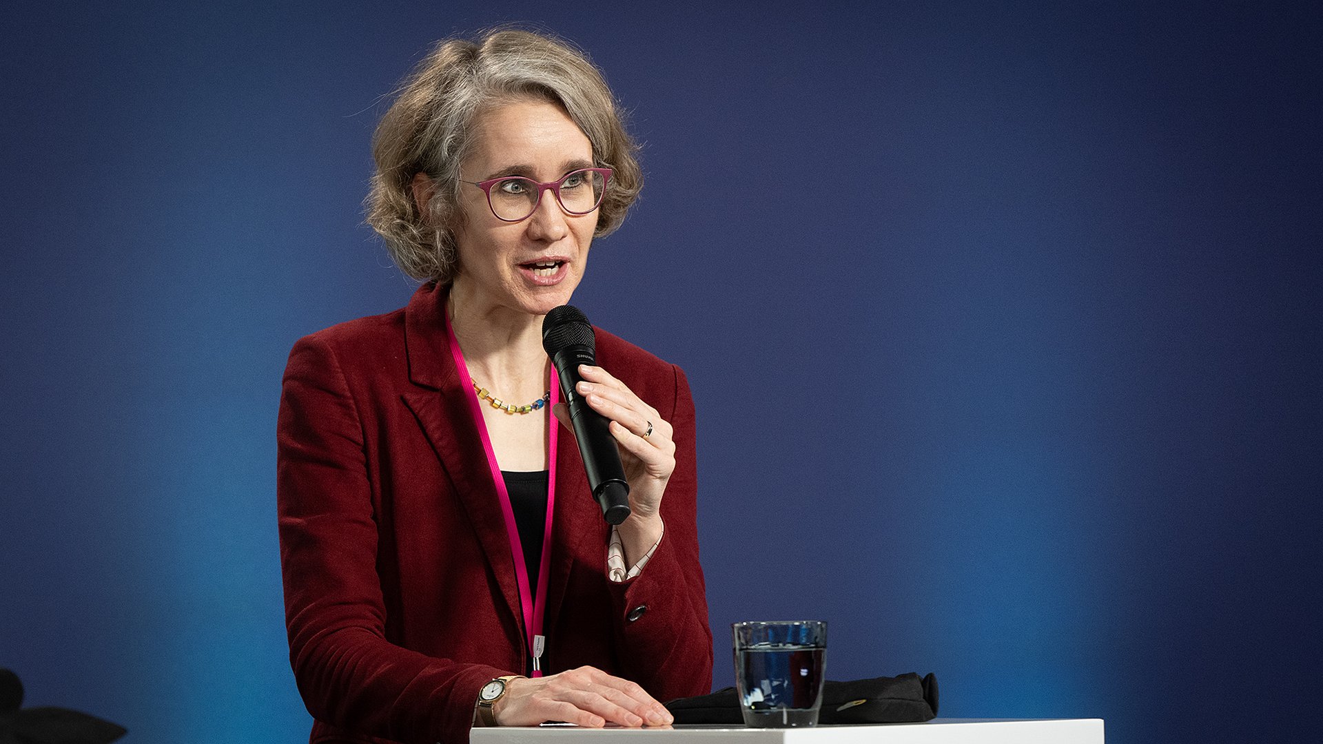 Professorin Kristin Shi-Kupfer spricht ins Mikrofon.