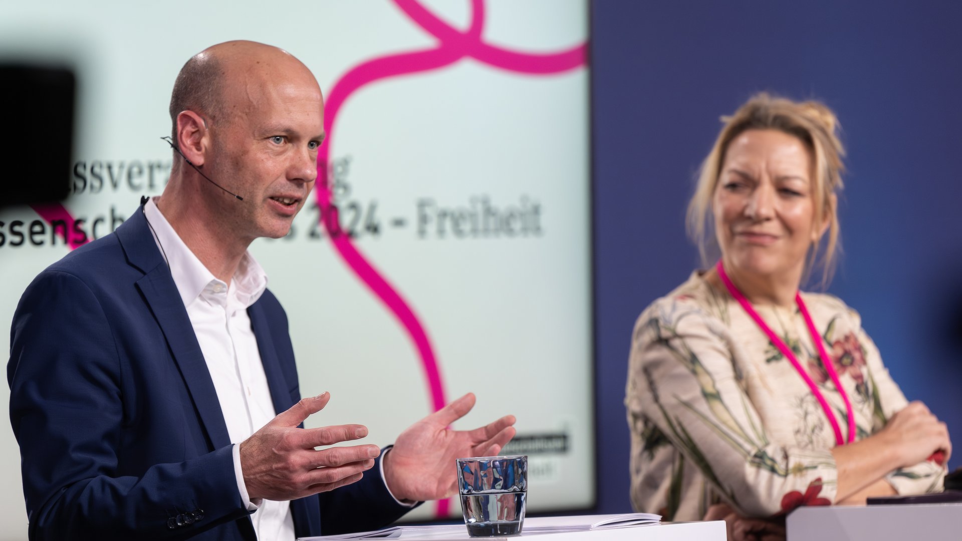 Stephan Ertner spricht mit Antje Boetius am Podium.