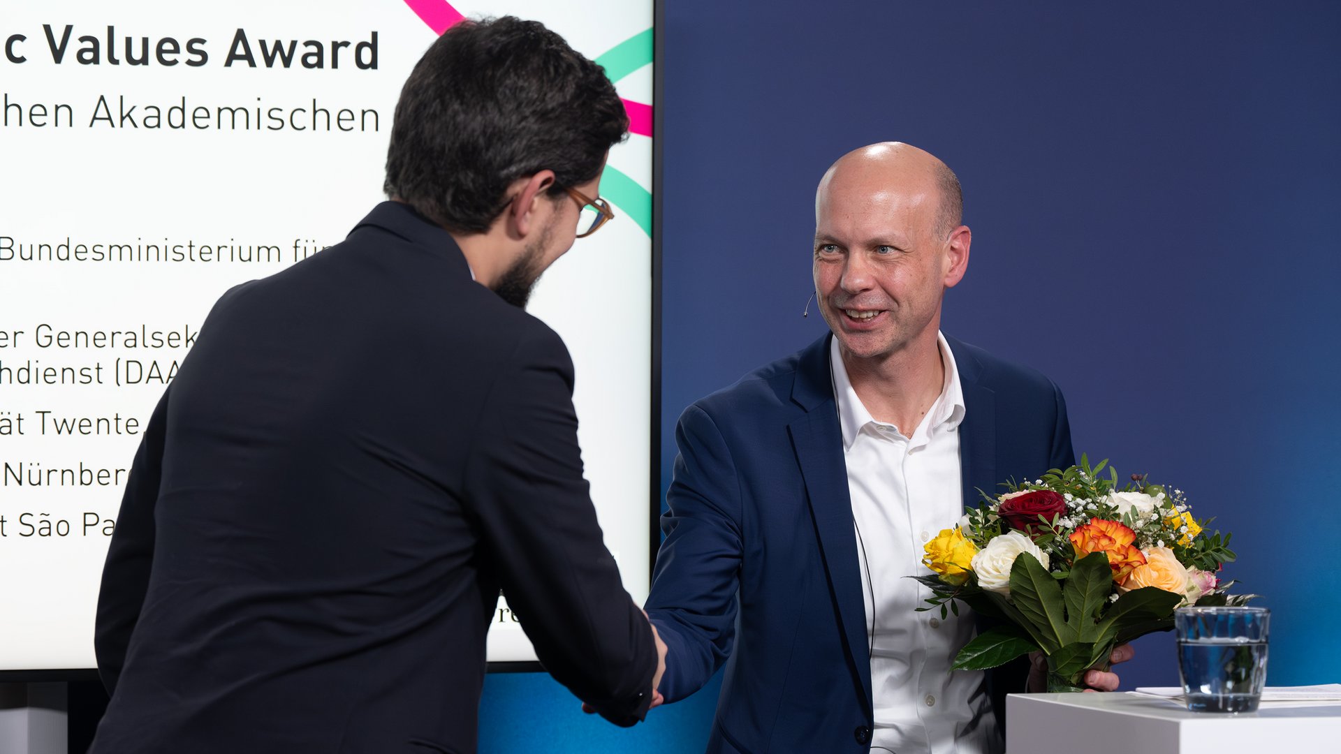 Stephan Ertner schüttelt einem Gast die Hand.