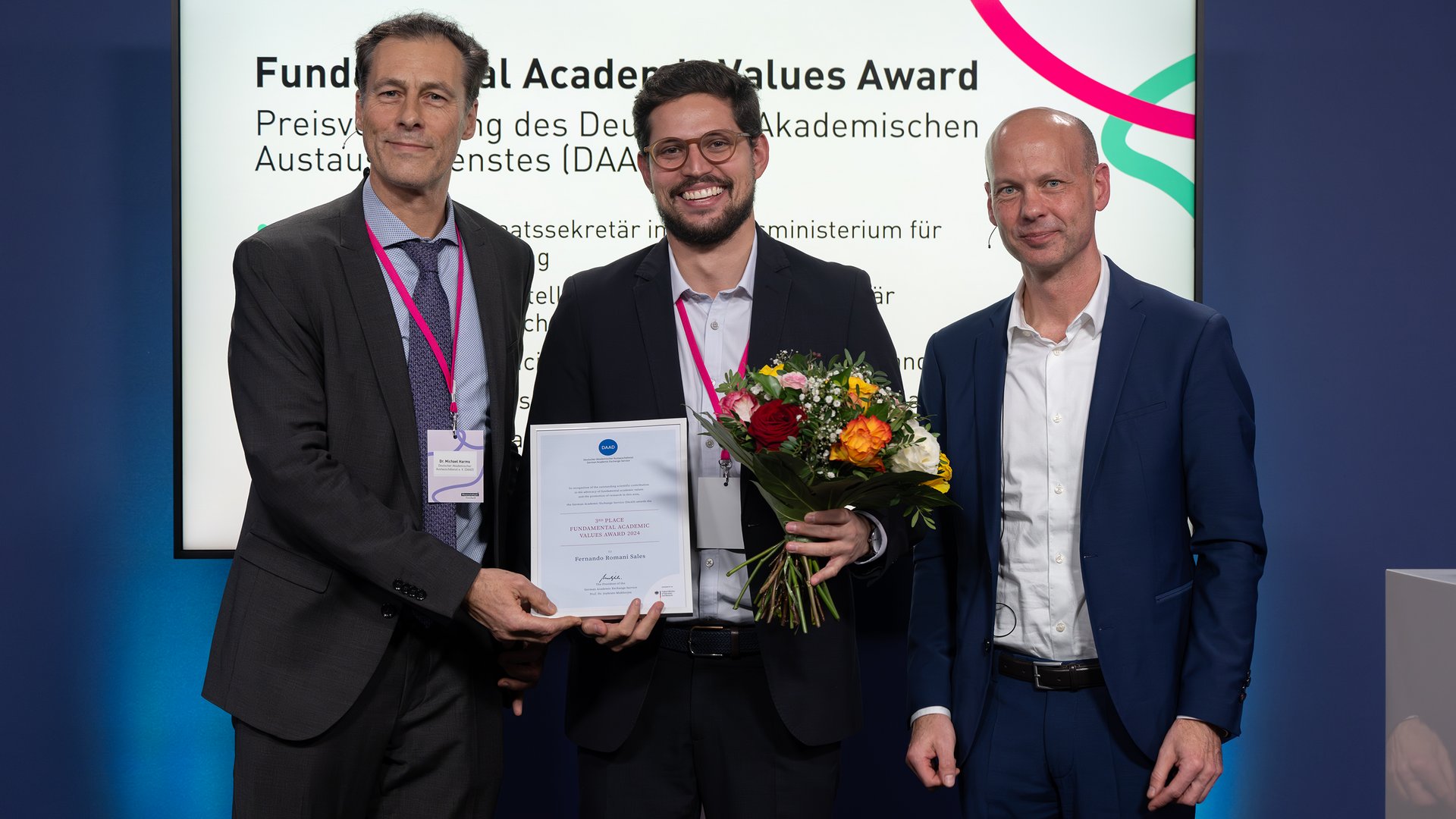 Dr. Michael Harms und Stephan Ertner mit Fundamental Academic Values Award Drittplatziertem Fernando Romani Sales.