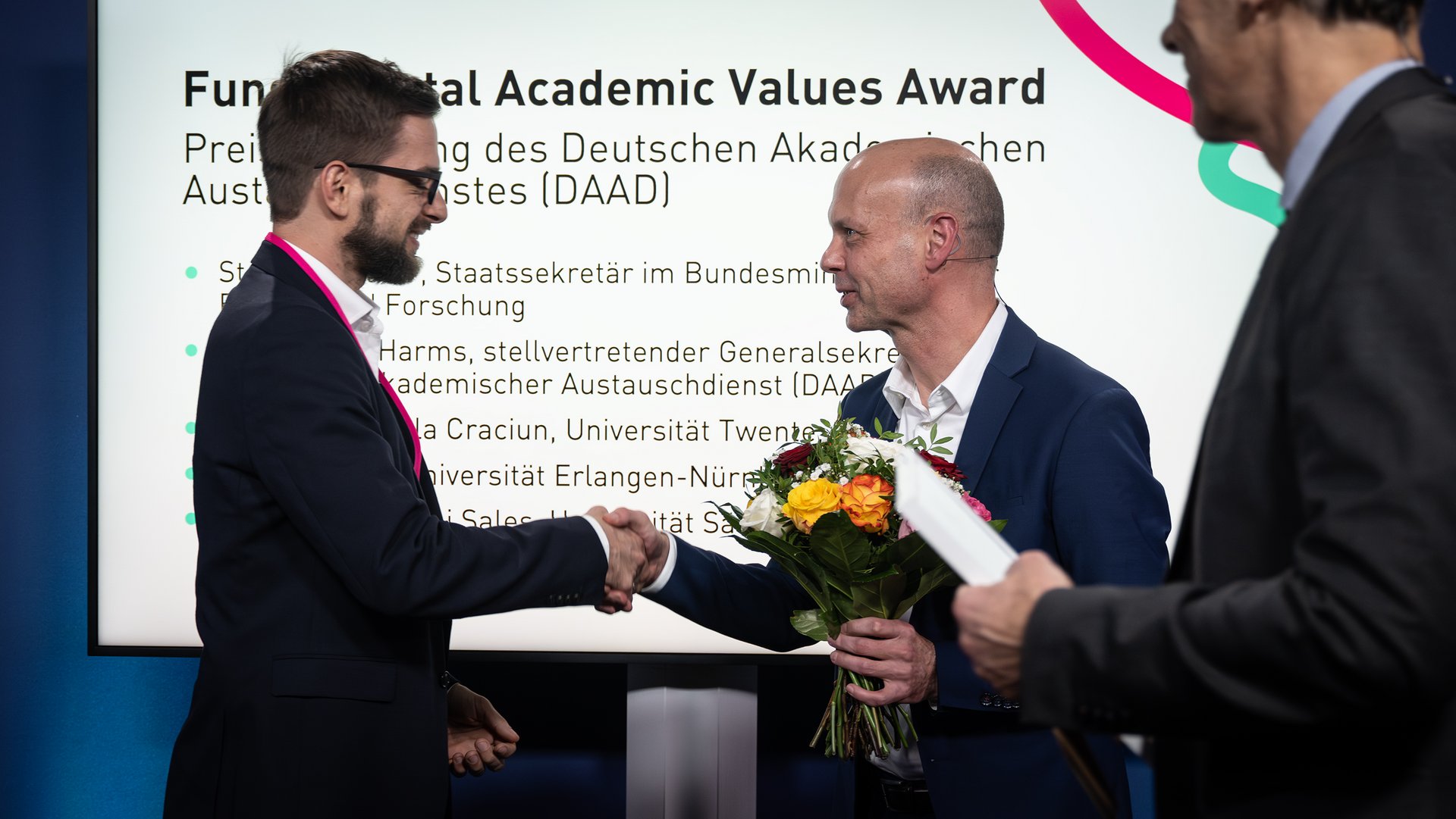 Stephan Ertner gratuliert Fundamental Academic Values Award-Zweitplatziertem Lars Lott.
