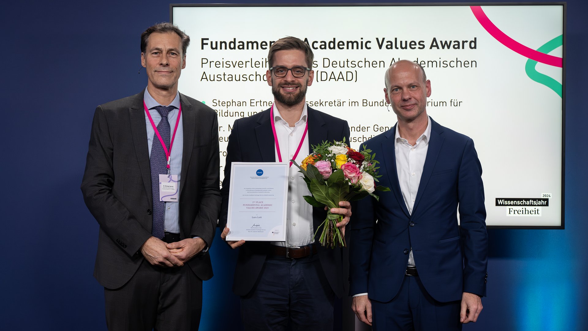 Dr. Michael Harms und Stephan Ertner mit dem Zweitplatzierten des Fundamental Academic Values Award 2024 Lars Lott.