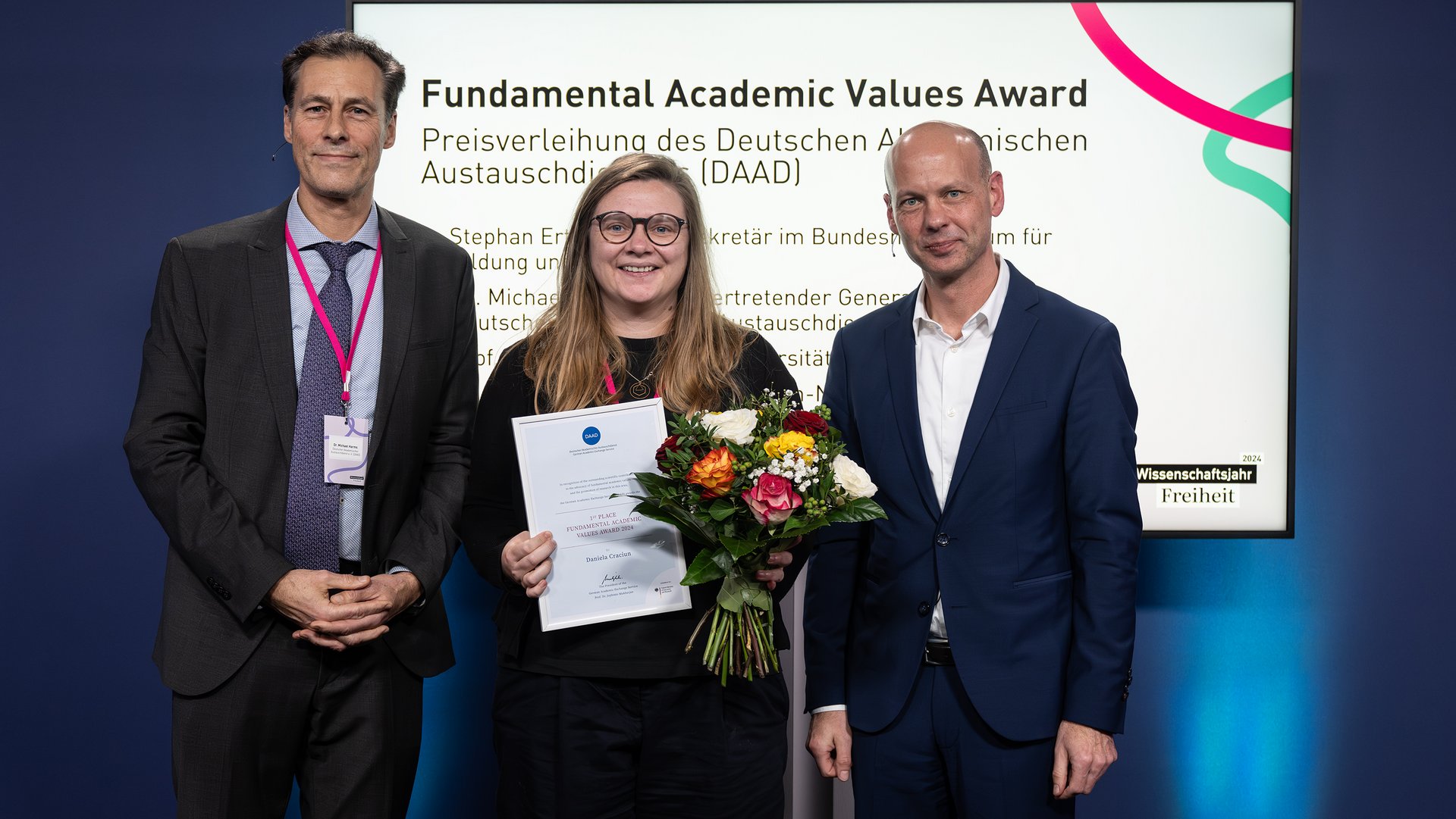 Dr. Michael Harms und Stephan Ertner mit Siegerin des Fundamental Academic Values Award Professor Daniela Craciun.