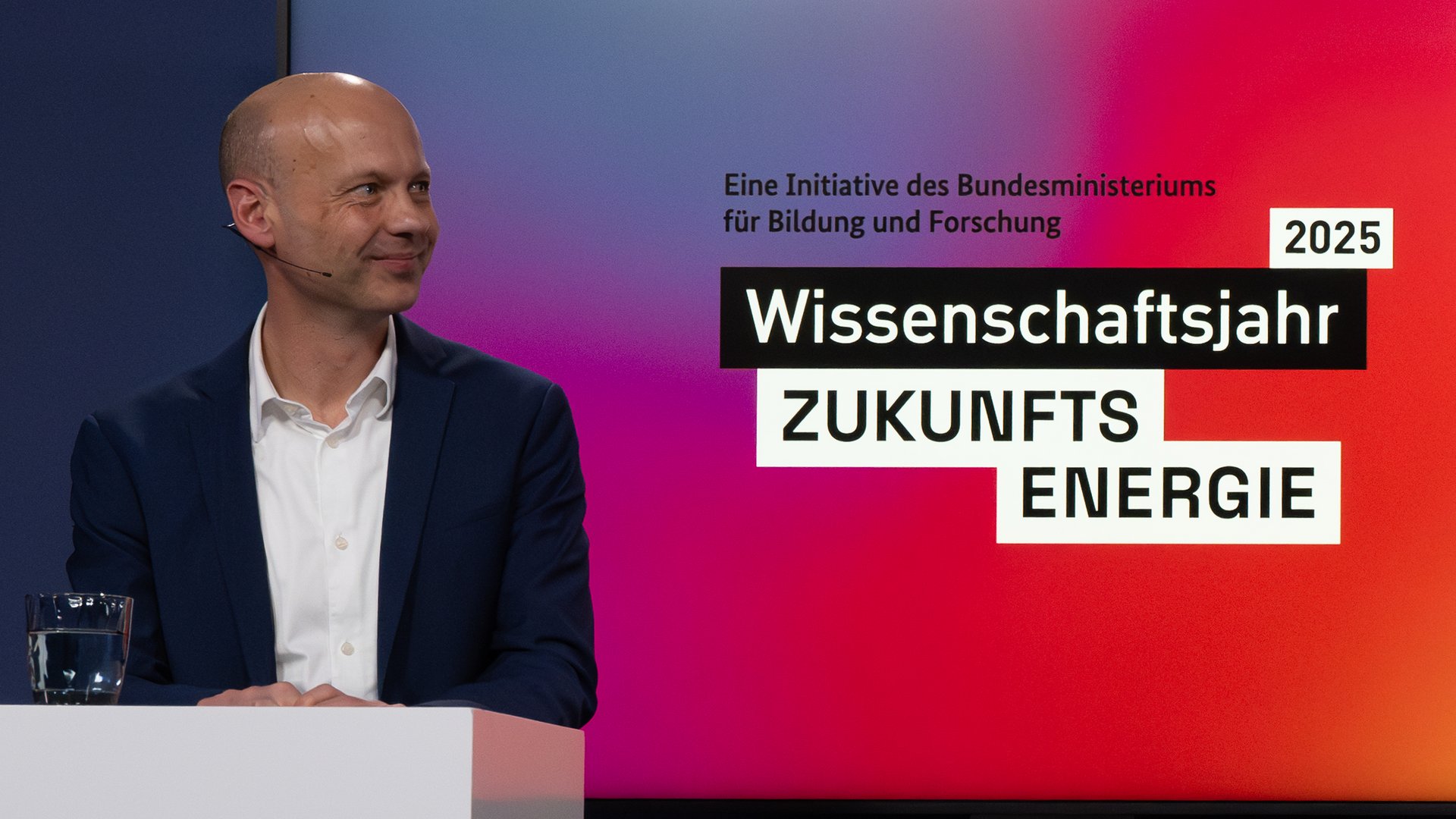Stephan Ertner vor dem Logo des Wissenschaftsjahres 2025 – Zukunftsenergie.