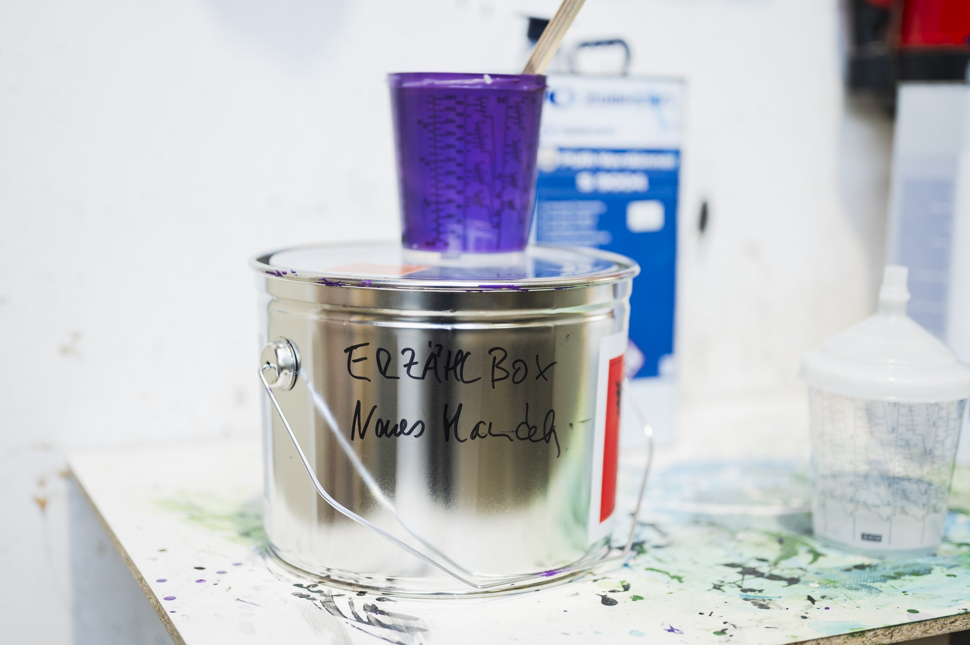 Ein Farbeimer mit der Aufschrift "Erzählbox".