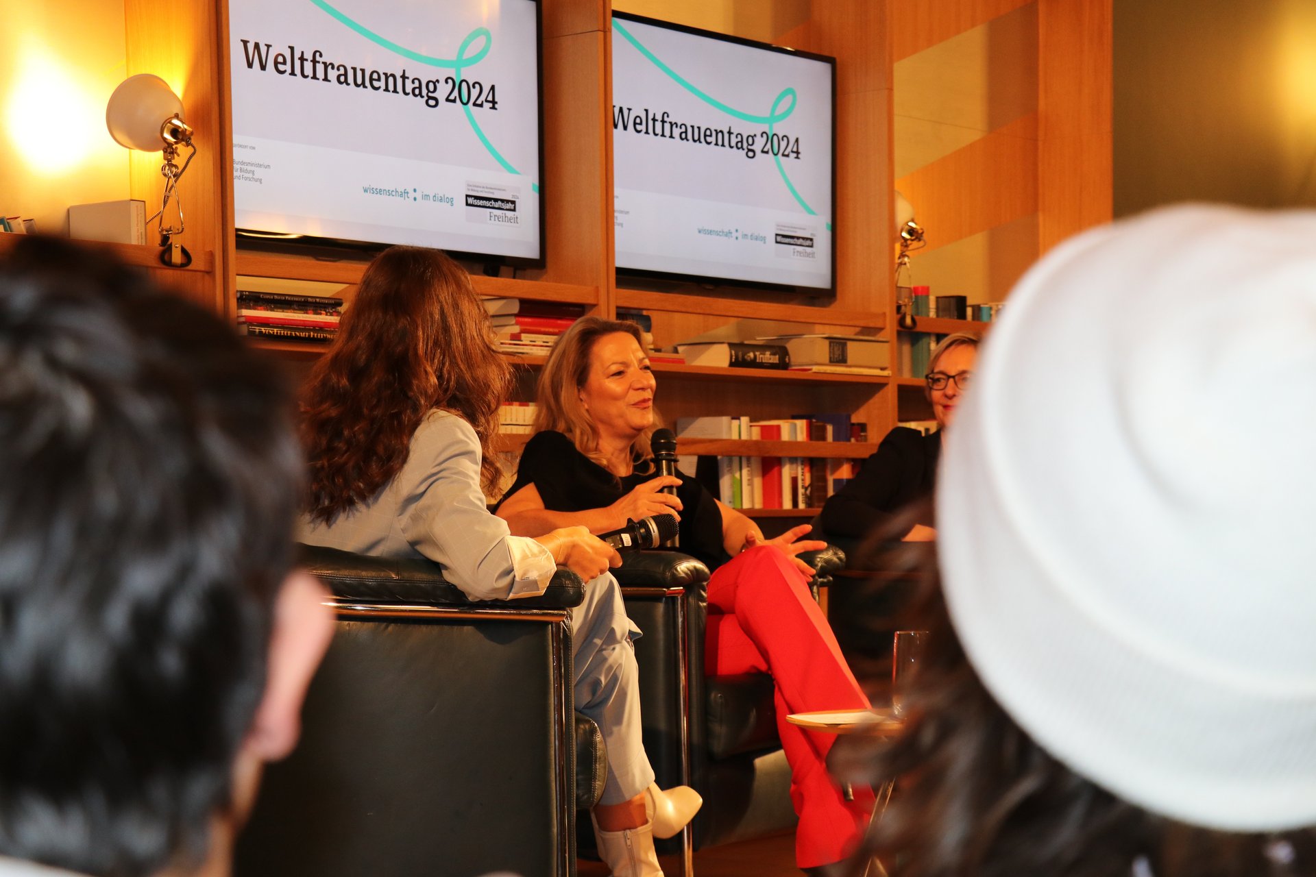 Bundesforschungsministerin Bettina Stark-Watzinger, Prof. Dr. Christiane Schwieren, Prof. Dr. Antje Boetius, Christine Regitz und Mona Ameziane im Gespräch. 