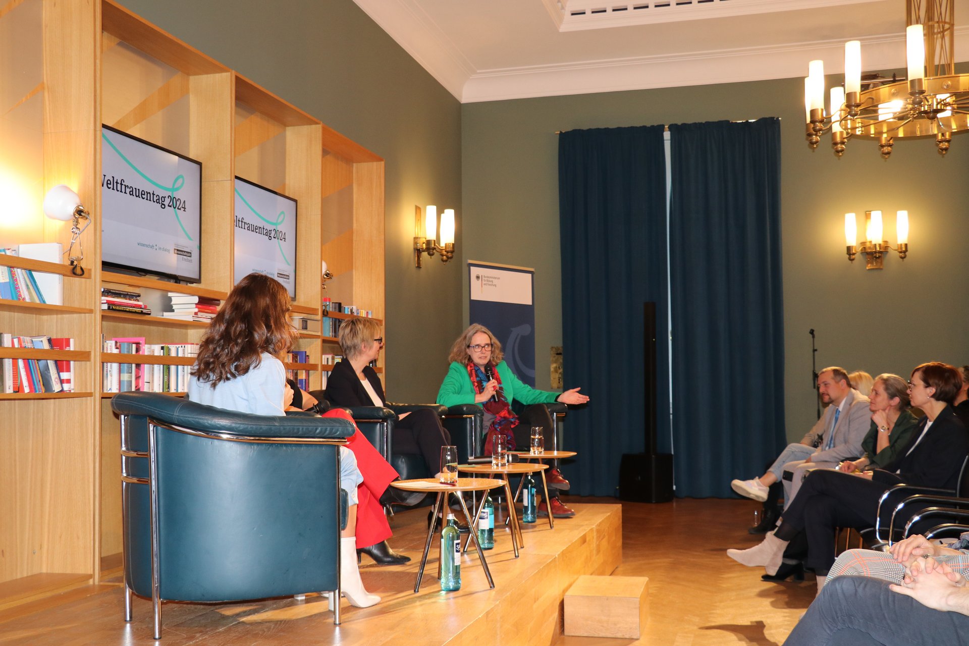 Bundesforschungsministerin Bettina Stark-Watzinger, Prof. Dr. Christiane Schwieren, Prof. Dr. Antje Boetius, Christine Regitz und Mona Ameziane im Gespräch.