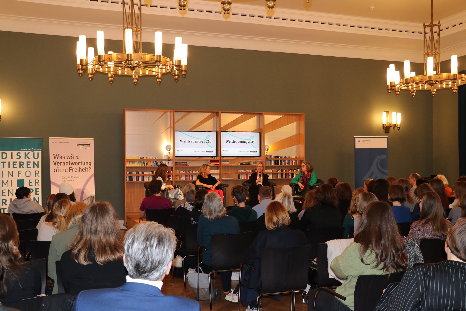 Bundesforschungsministerin Bettina Stark-Watzinger, Prof. Dr. Christiane Schwieren, Prof. Dr. Antje Boetius, Christine Regitz und Mona Ameziane im Gespräch. 