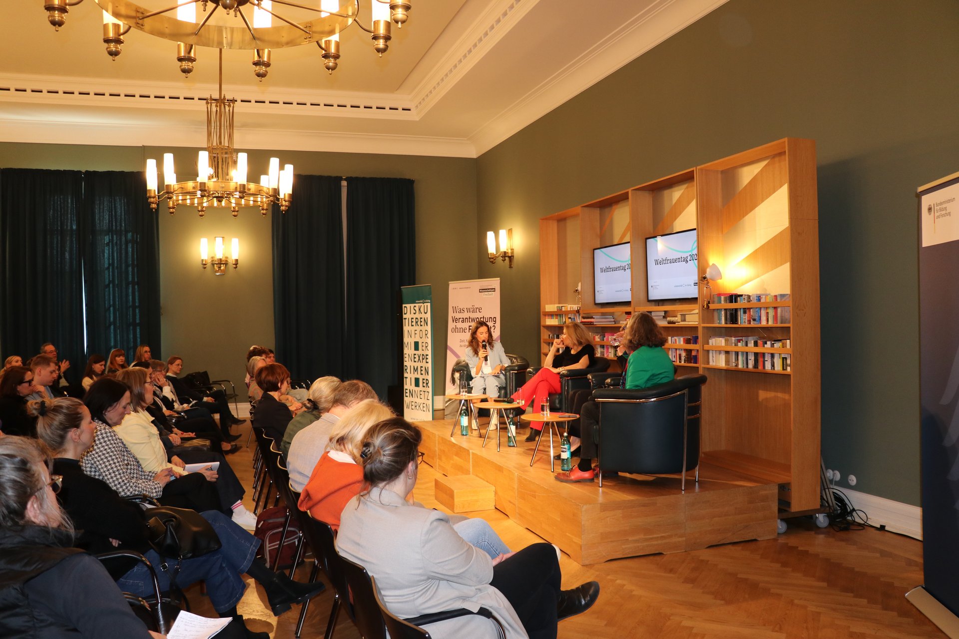 Bundesforschungsministerin Bettina Stark-Watzinger, Prof. Dr. Christiane Schwieren, Prof. Dr. Antje Boetius, Christine Regitz und Mona Ameziane im Gespräch.