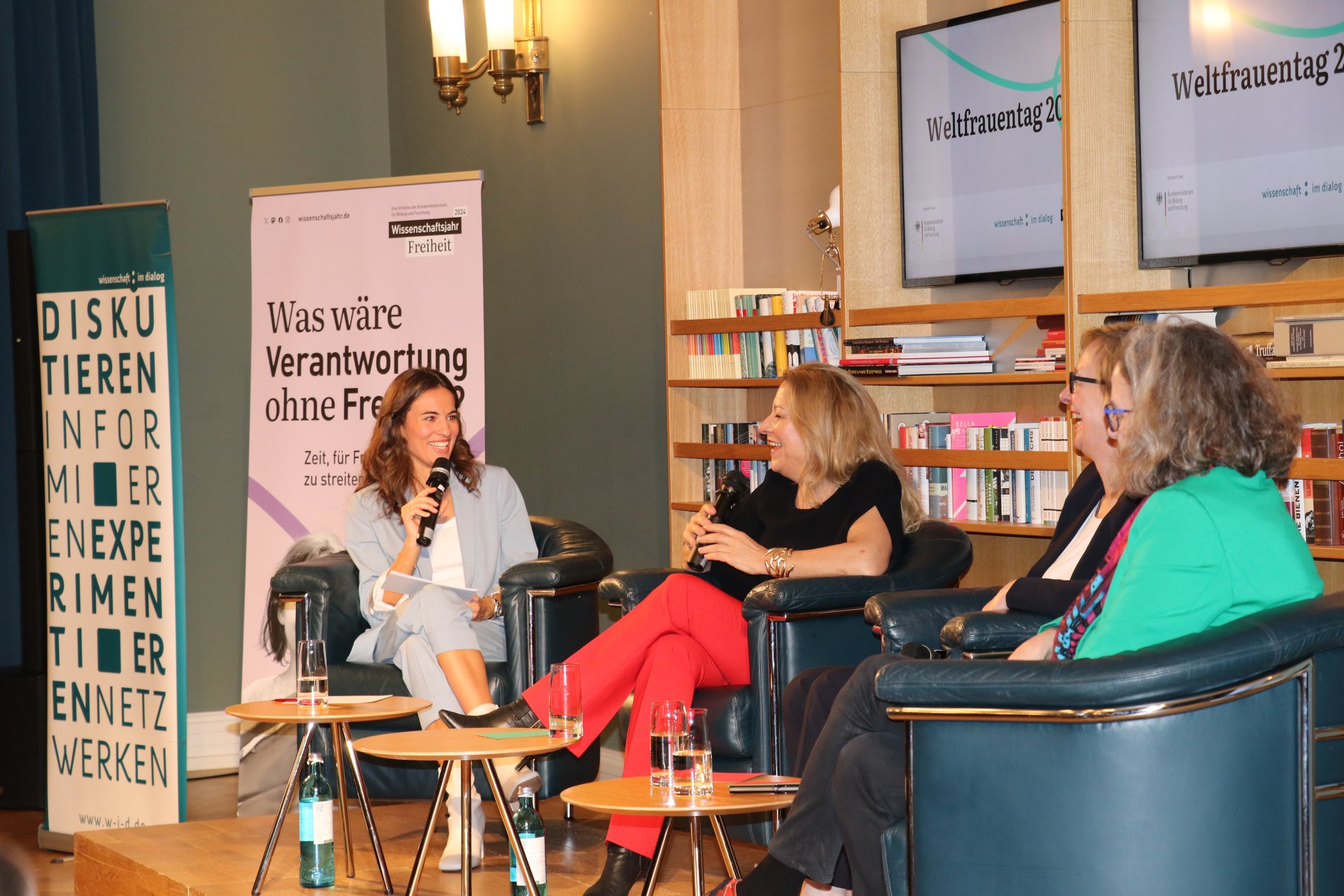 Bundesforschungsministerin Bettina Stark-Watzinger, Prof. Dr. Christiane Schwieren, Prof. Dr. Antje Boetius, Christine Regitz und Mona Ameziane im Gespräch.