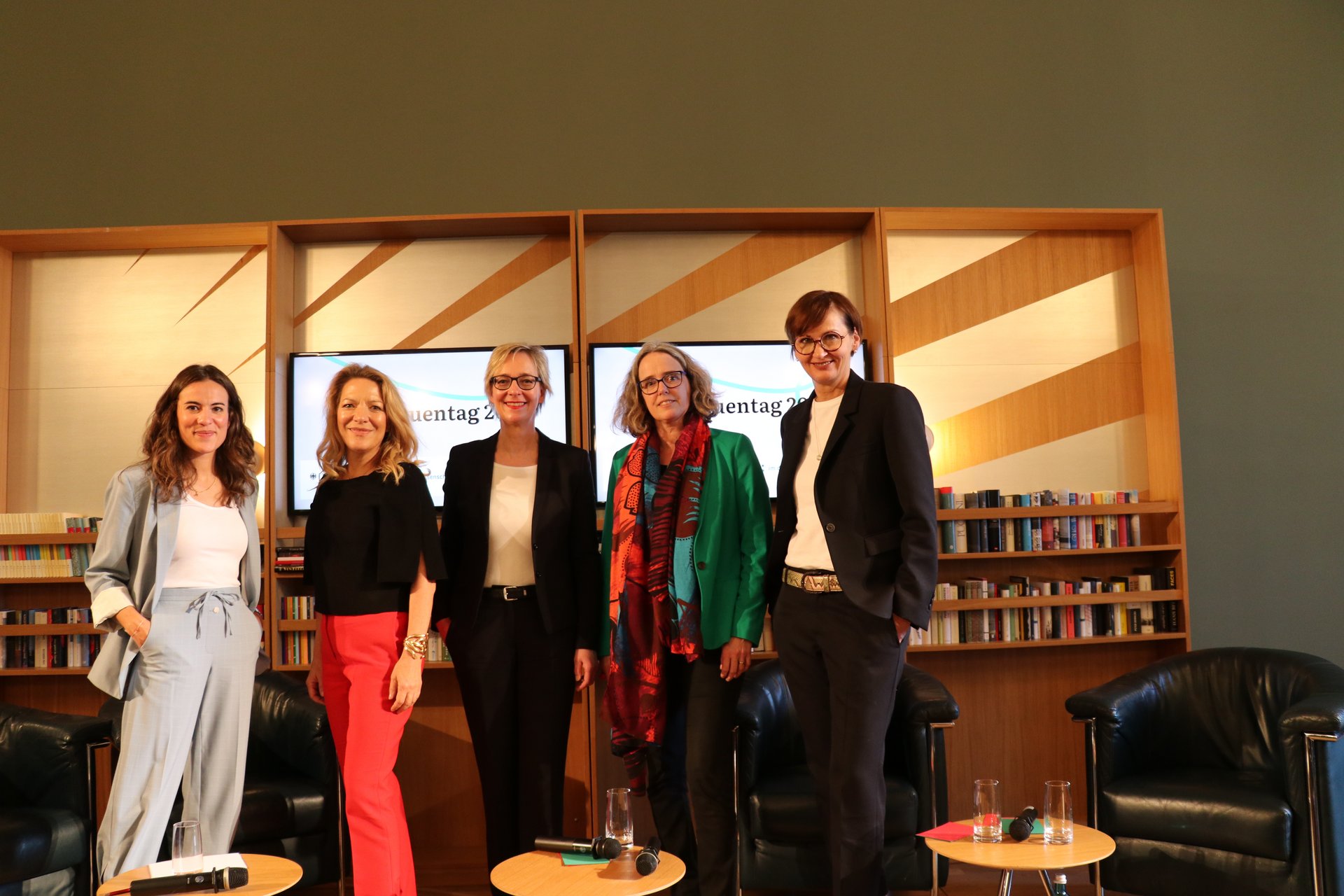 Bundesforschungsministerin Bettina Stark-Watzinger, Prof. Dr. Christiane Schwieren, Prof. Dr. Antje Boetius, Christine Regitz und Mona Ameziane auf einem Gruppenfoto.