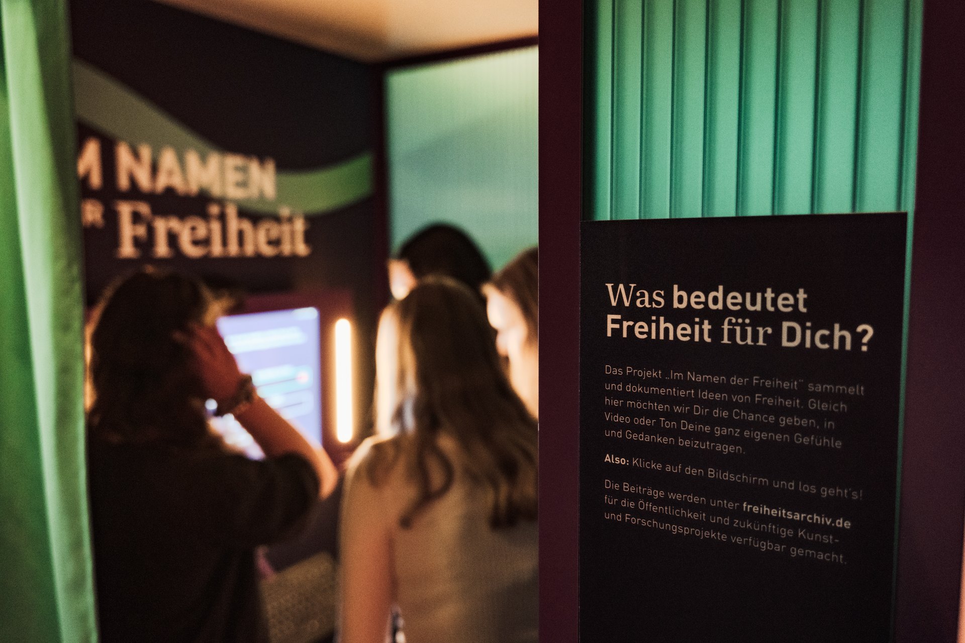 Die Erzählbox auf der MS Wissenschaft, außen hängt ein Schild mit der Frage "Was bedeutet Freiheit für dich?"