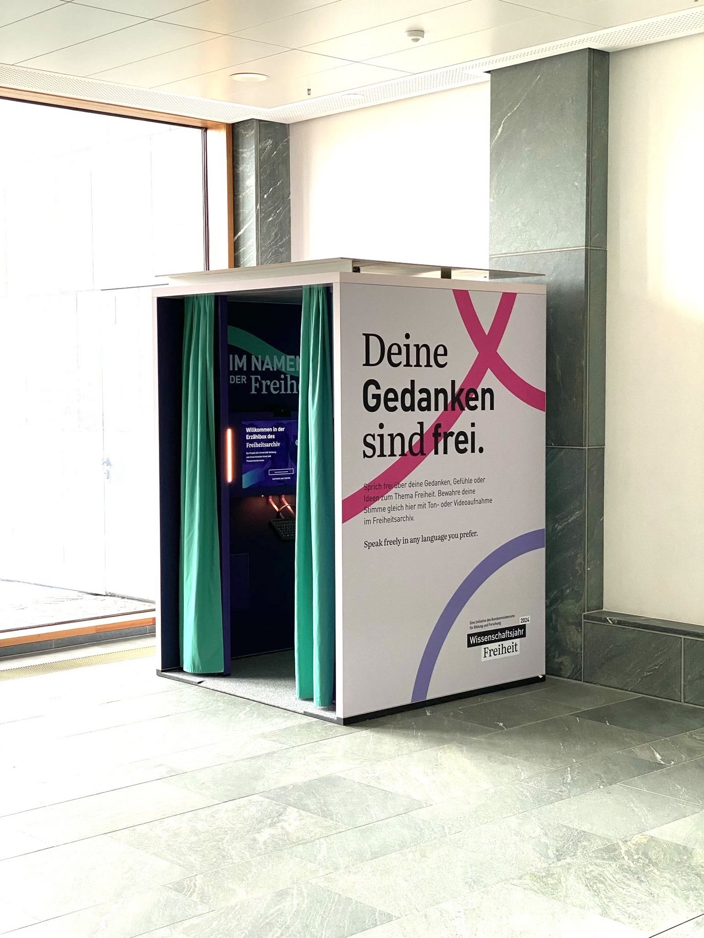 Foto der Box beim Demokratiefest. Auf der Seite steht "Deine Gedanken sind frei".