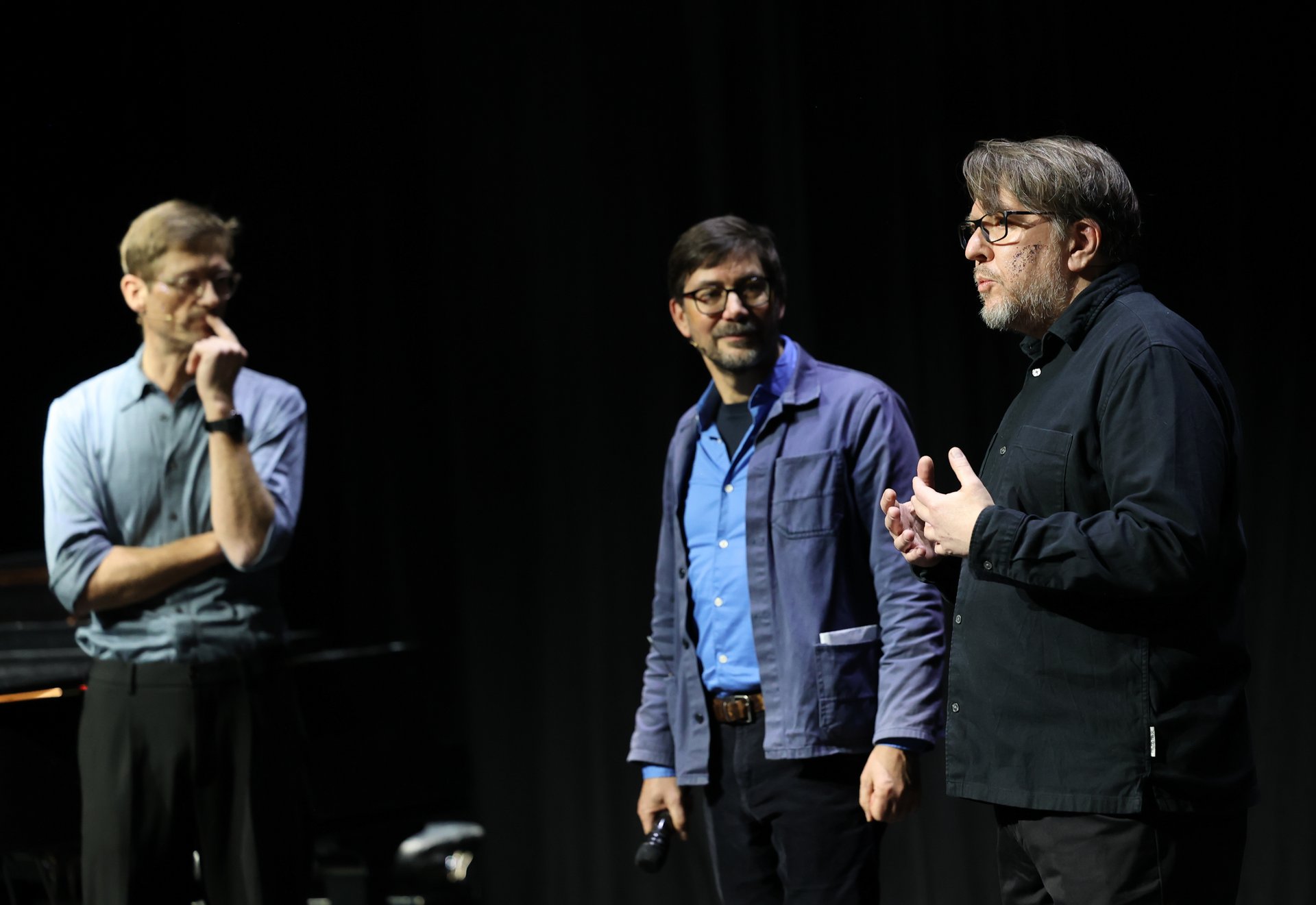 Henrik Adler, Uwe Gössel und Throsten Logge unterhalten sich auf der Bühne.