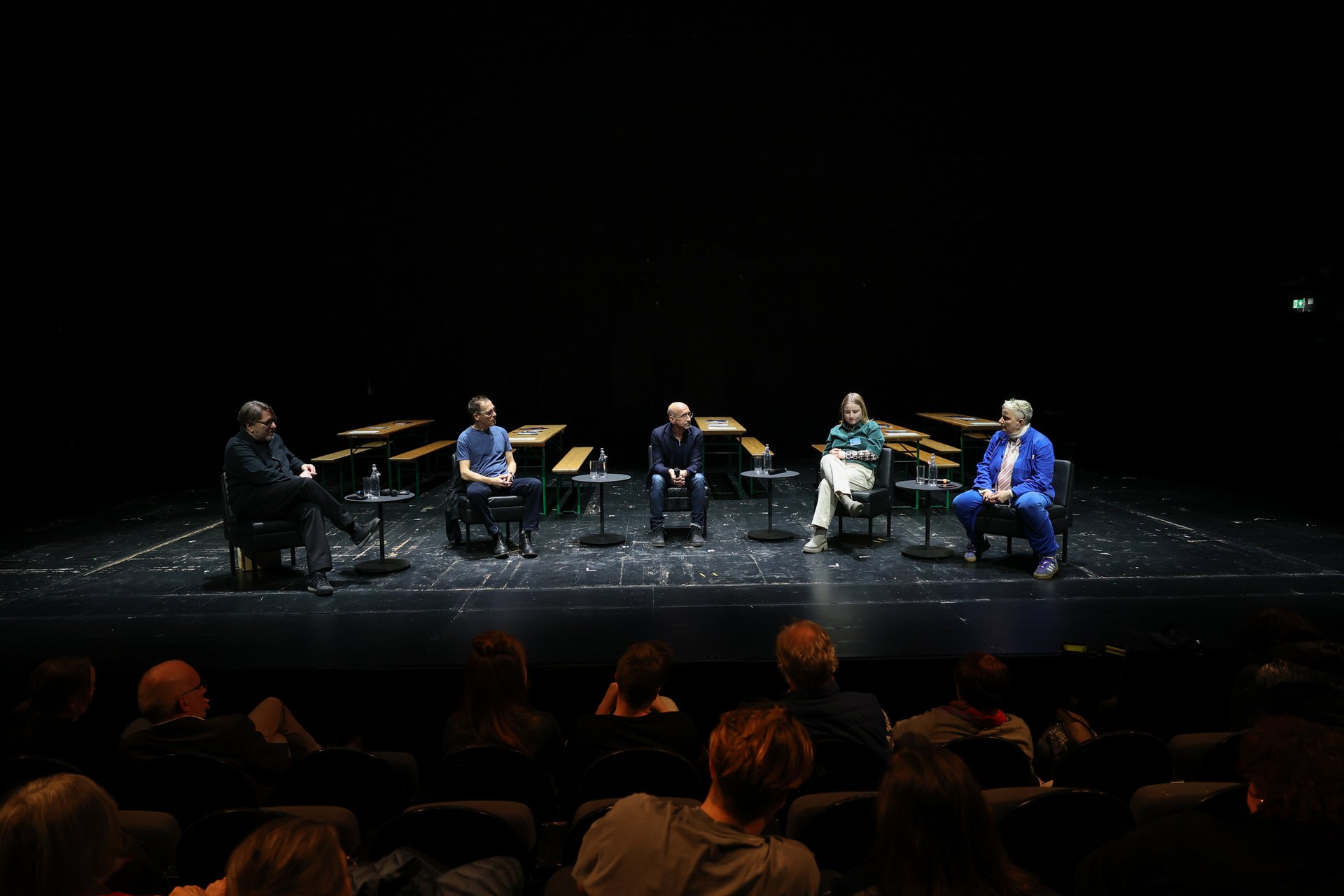 Sibylle Peters, Projektverantwortliche und Gäste aus dem Publikum bei der Podiumsdiskussion.
