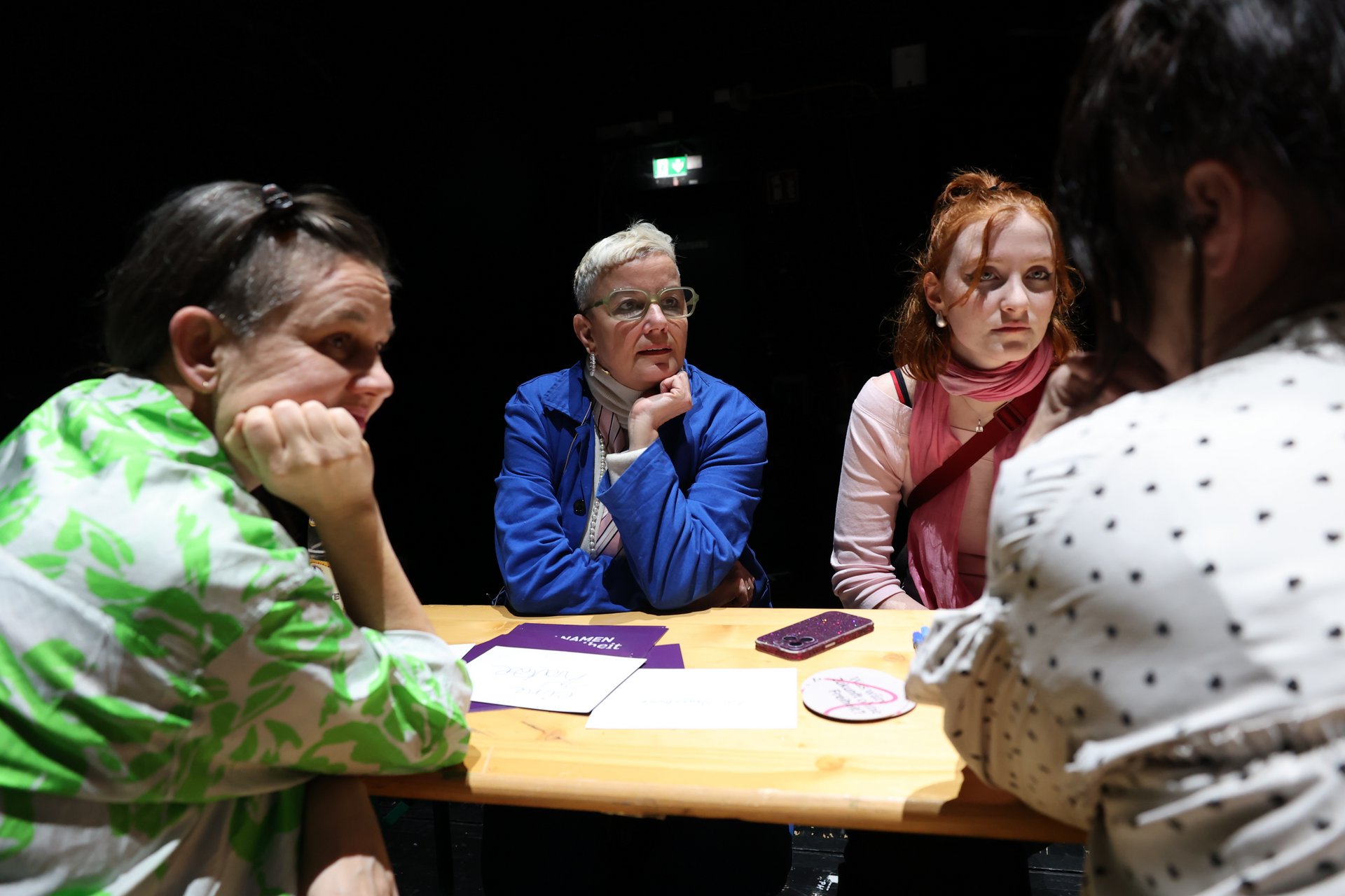 Sibylle Peters und Gäste im Tischgespräch.