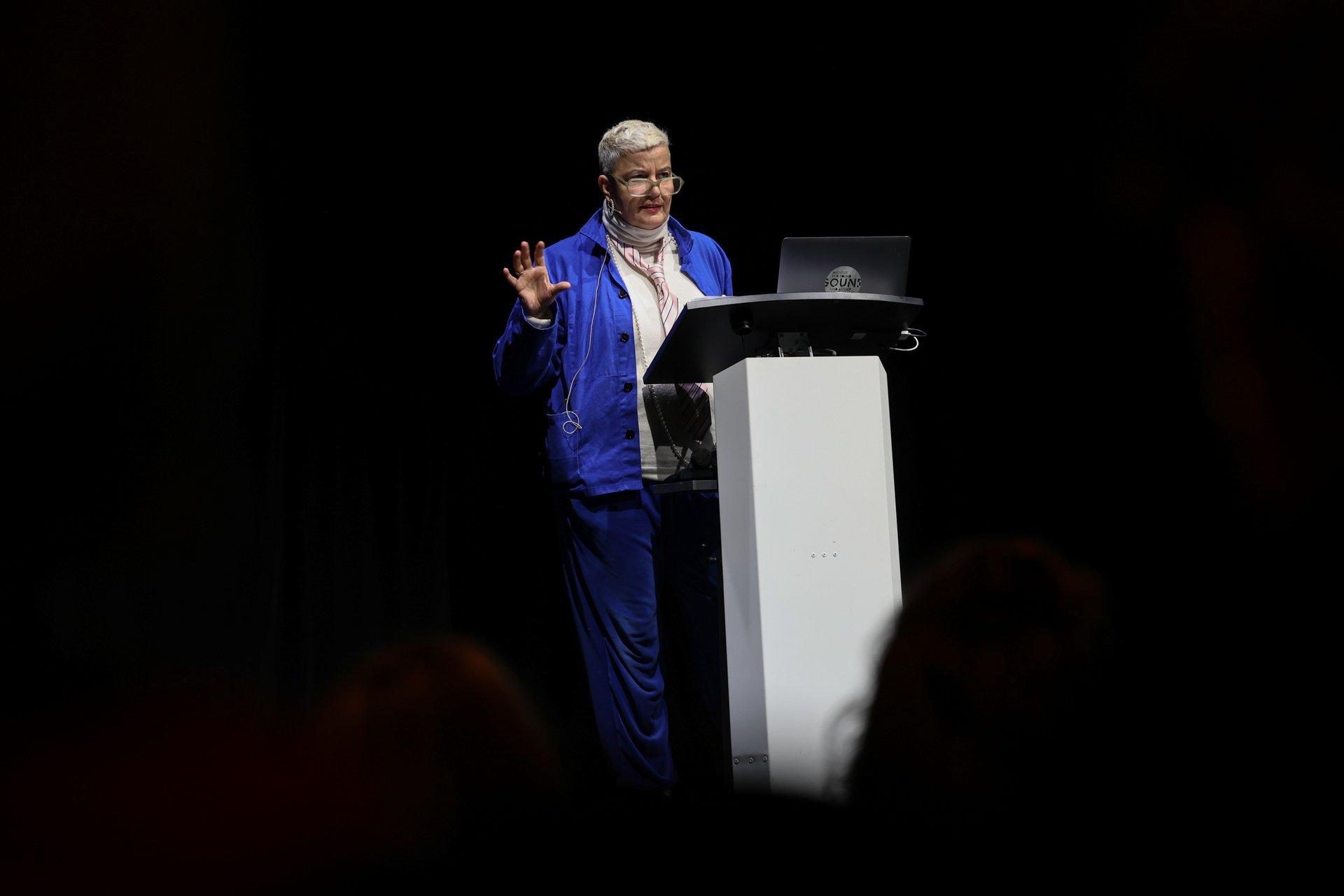 Sibylle Peters spricht auf der Bühne hinter einem Podium.
