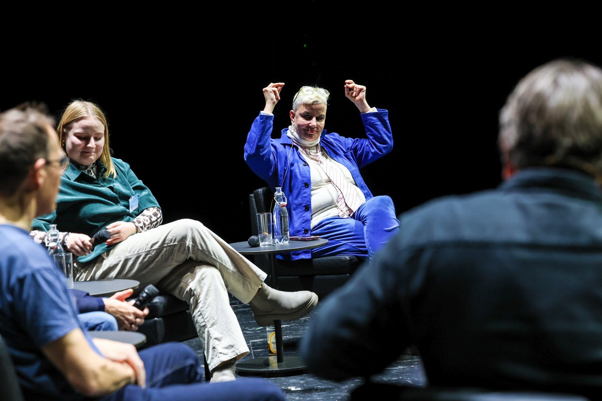 Sibylle Peters gestikuliert während der Podiumsdiskussion.