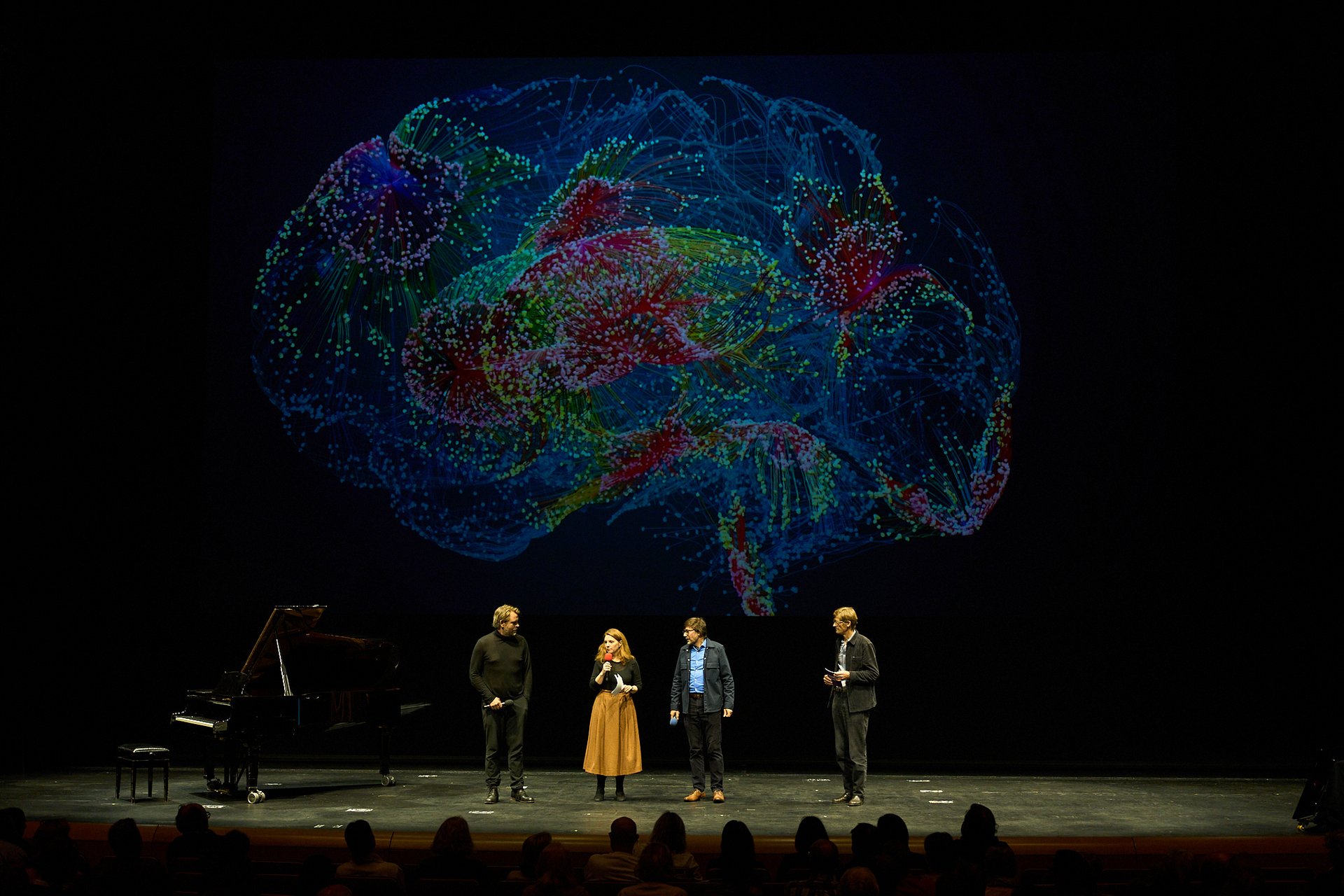Das Projektteam von „Im Namen der Freiheit“ eröffnet mit Henrik Adler die Veranstaltung.