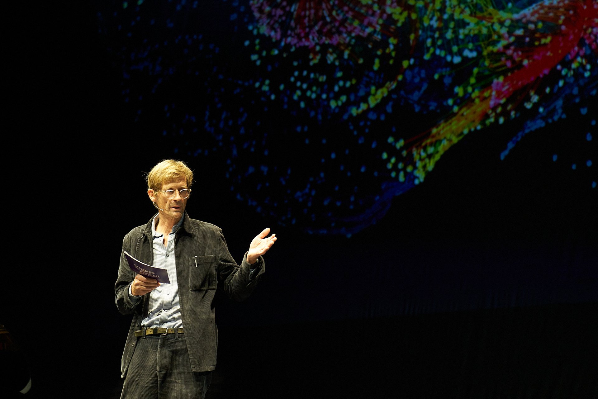 Henrik Adler spricht auf der Bühne.