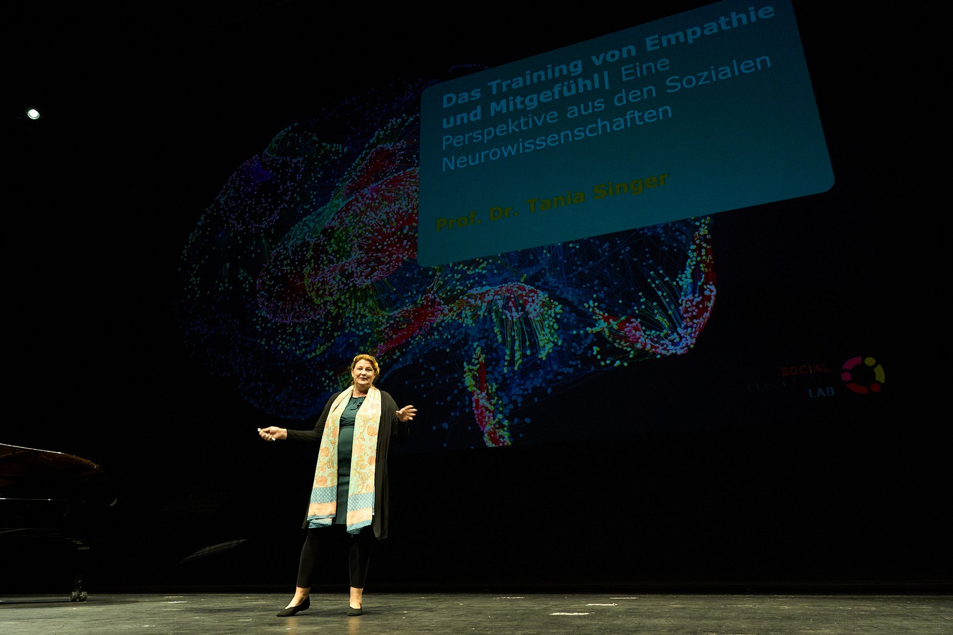 Prof. Dr. Tania Singer spricht auf der Bühne.