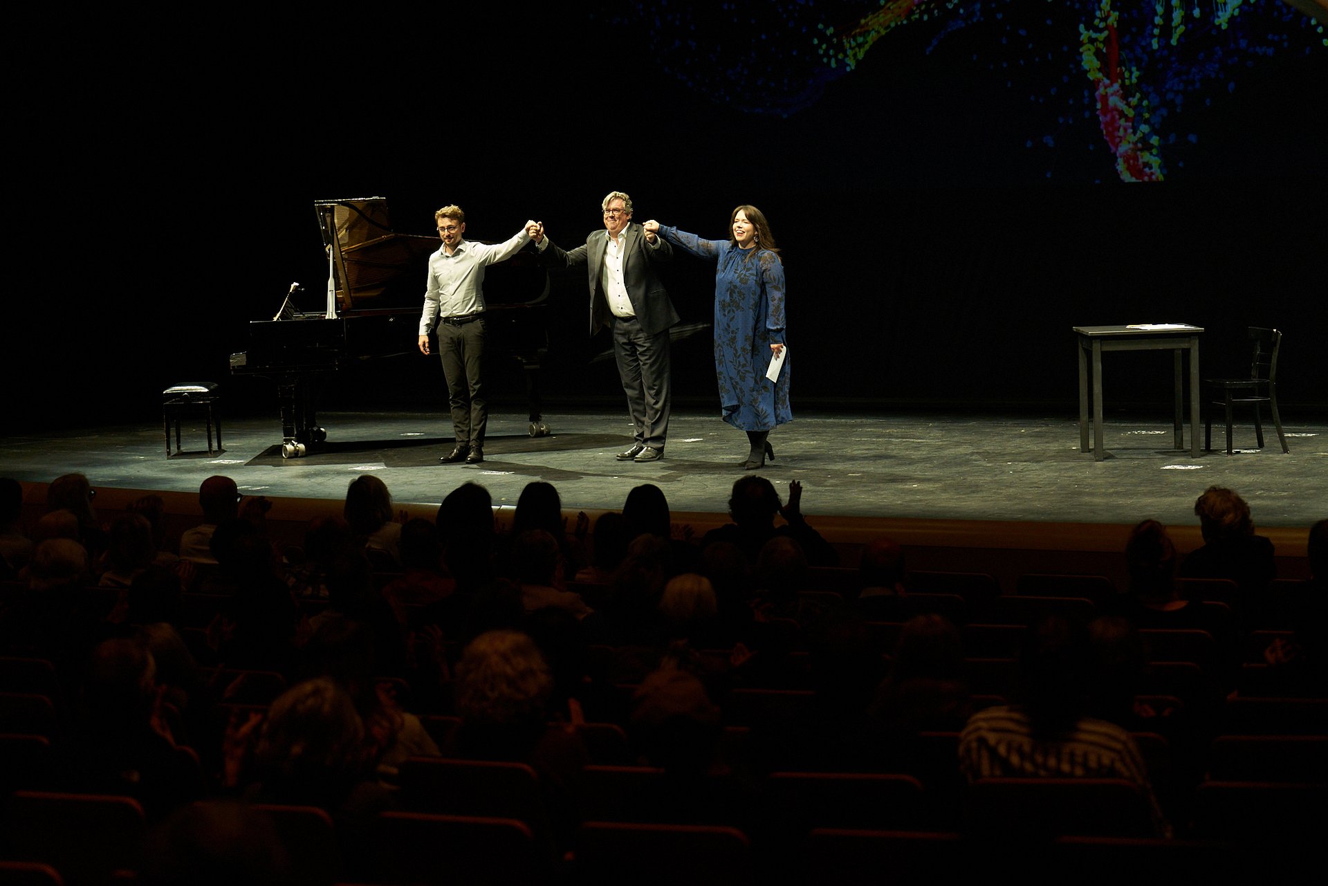 Mareike Wink, Magdalena Hinterdobler, Yves Saelens und Lukas Rommelspacher verbeugen sich vor dem Publikum.
