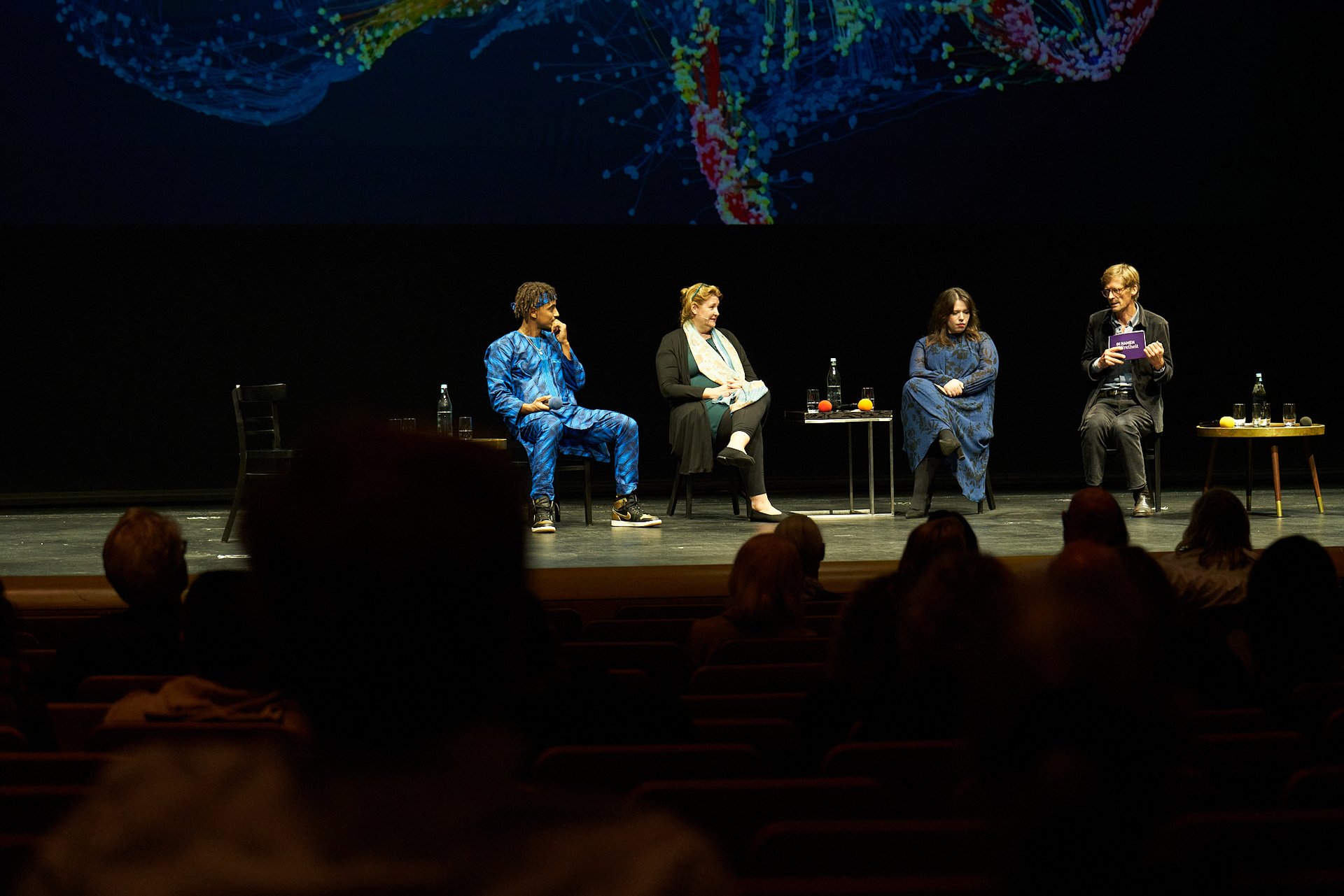 Raphael Moussa Hillebrand, Tania Singer, Magdalena Hinterdobler und Henrik Adler diskutieren auf der Bühne.