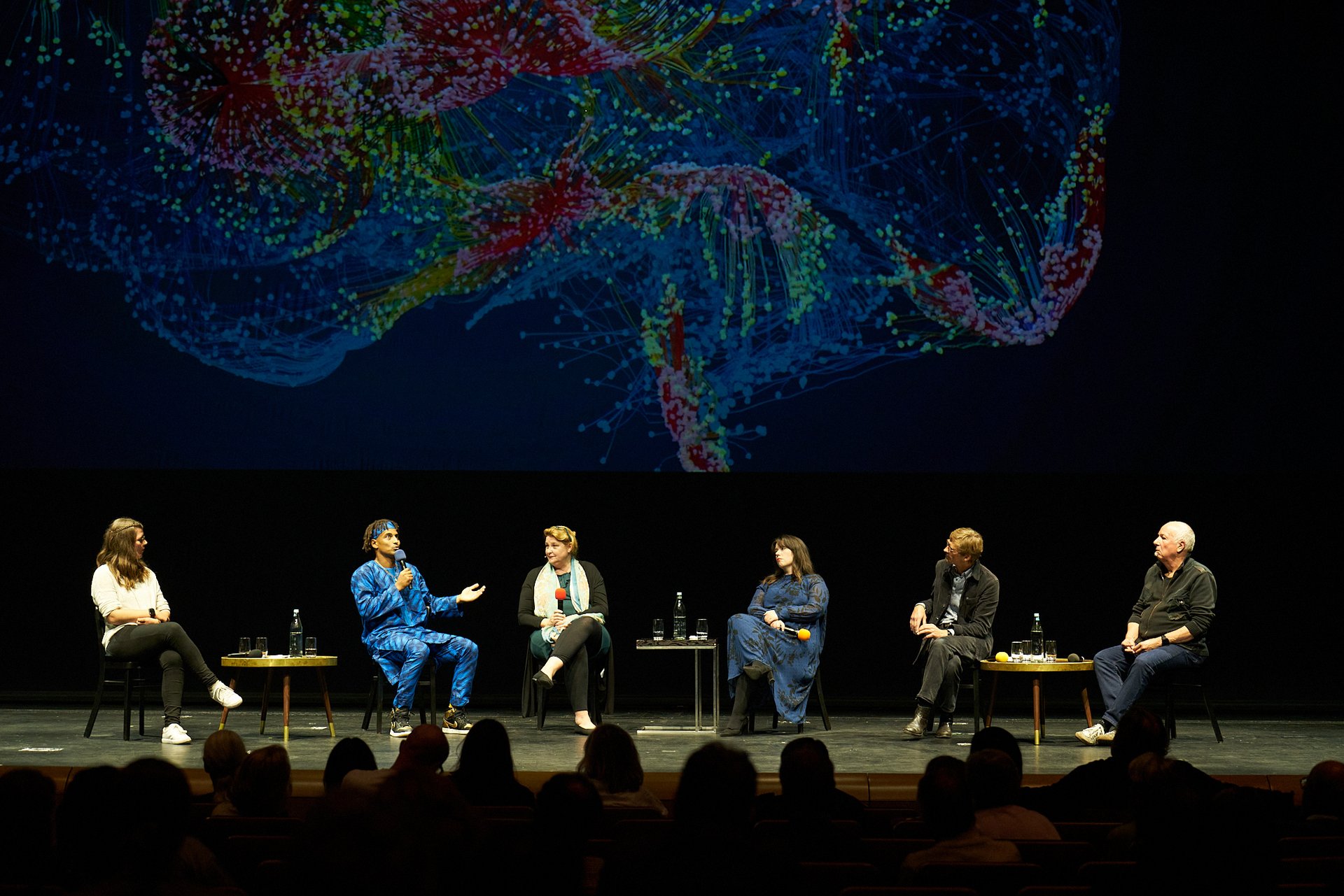 Mareike Wink, Raphael Moussa Hillebrand, Tania Singer, Magdalena Hinterdobler, Henrik Adler und Yves Saelens diskutieren auf der Bühne.