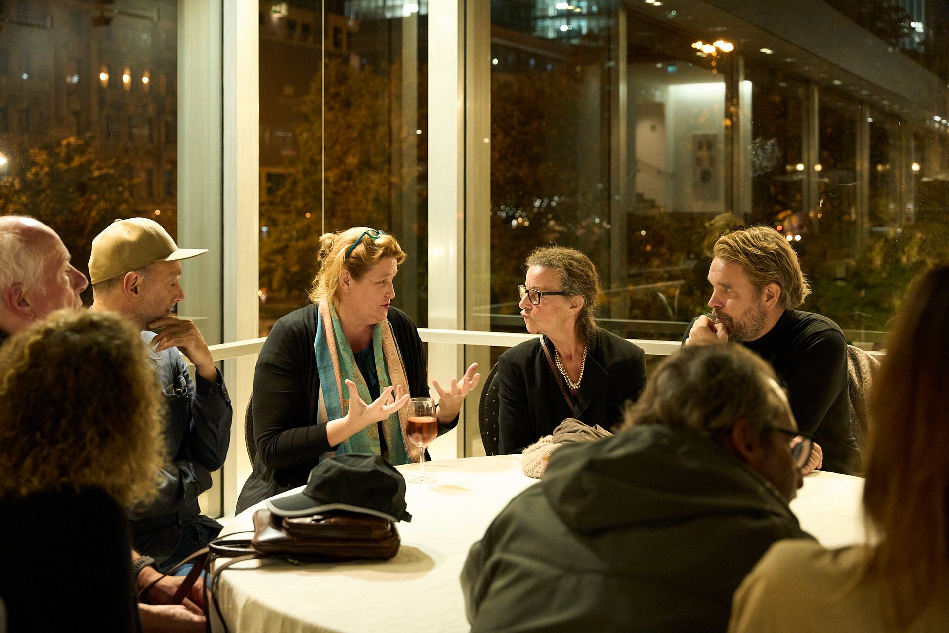 Die Expertinnen und Experten sitzen mit Besuchenden bei Tischgesprächen zusammen.