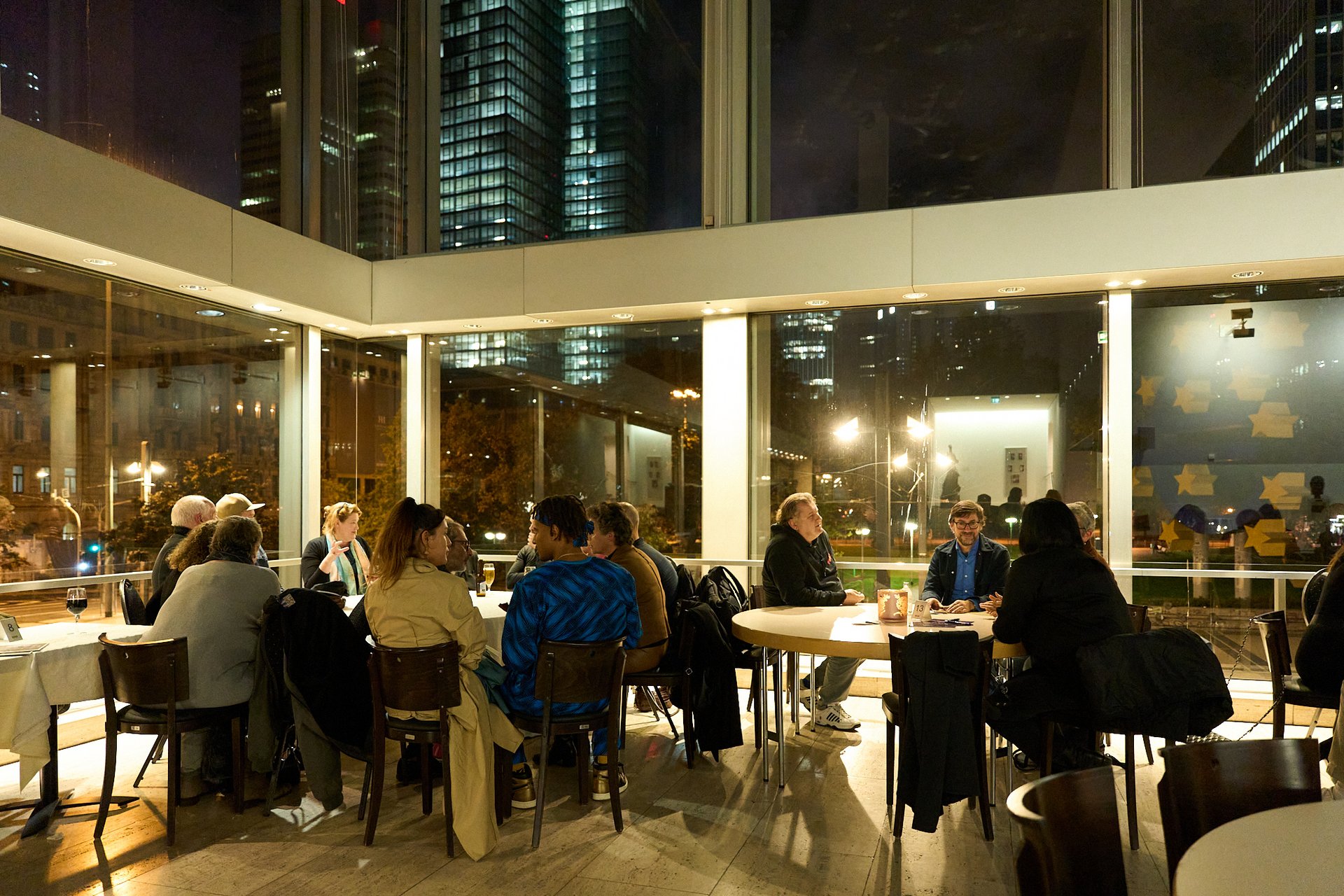 Die Expertinnen und Experten sitzen mit Besuchenden bei Tischgesprächen zusammen.