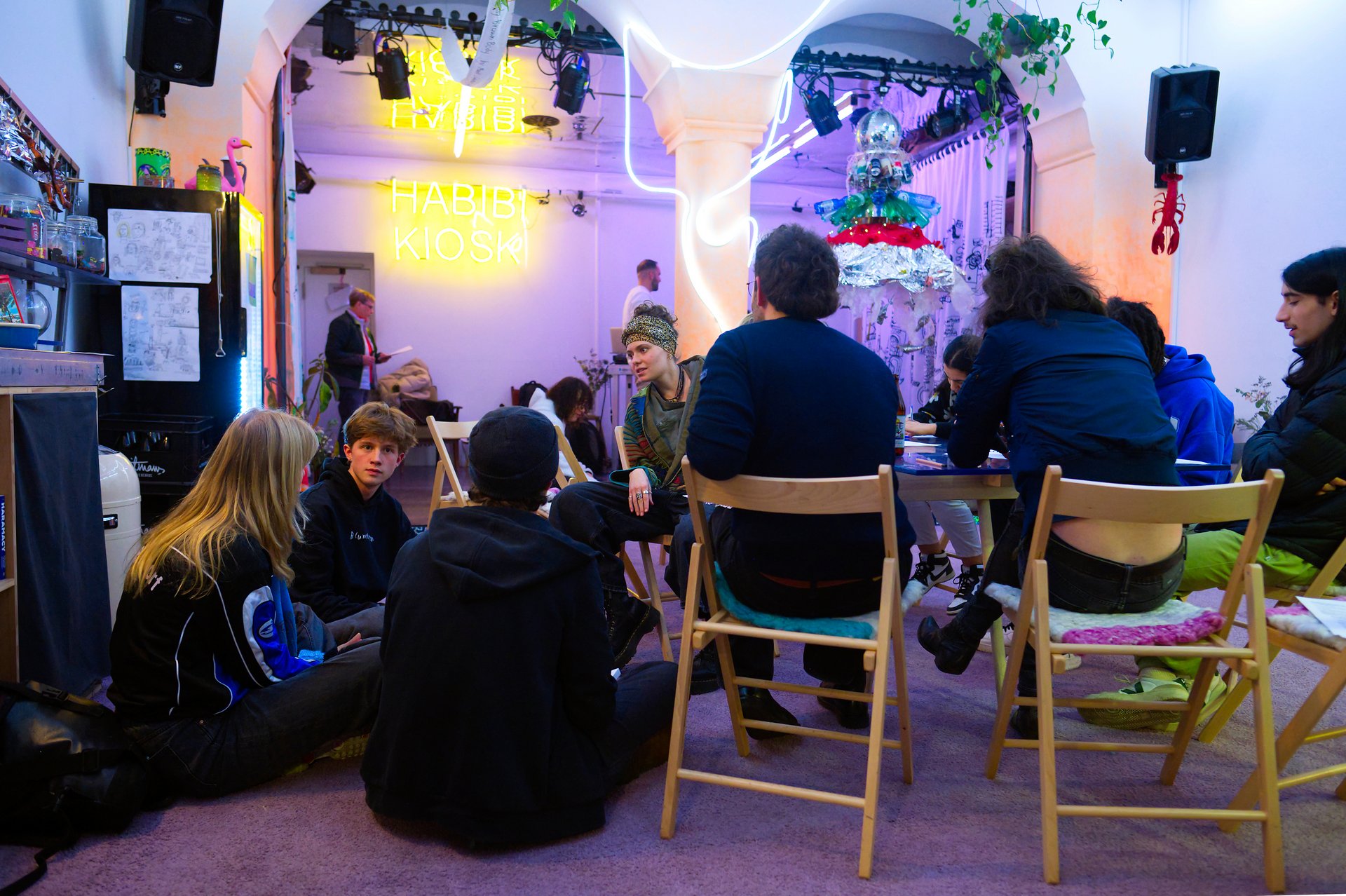 Jugendliche beim Workshop mit Gündalein im Habibi-Kiosk.