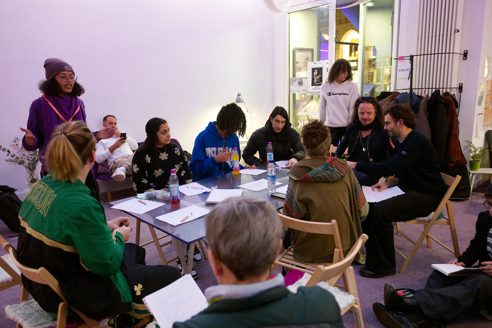 Jugendliche mit Gündalein beim Workshop im Habibi-Kiosk in München.